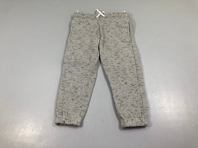 Pantalon de training gris/blanc rayé, légèrement bouloché, moins cher chez Petit Kiwi
