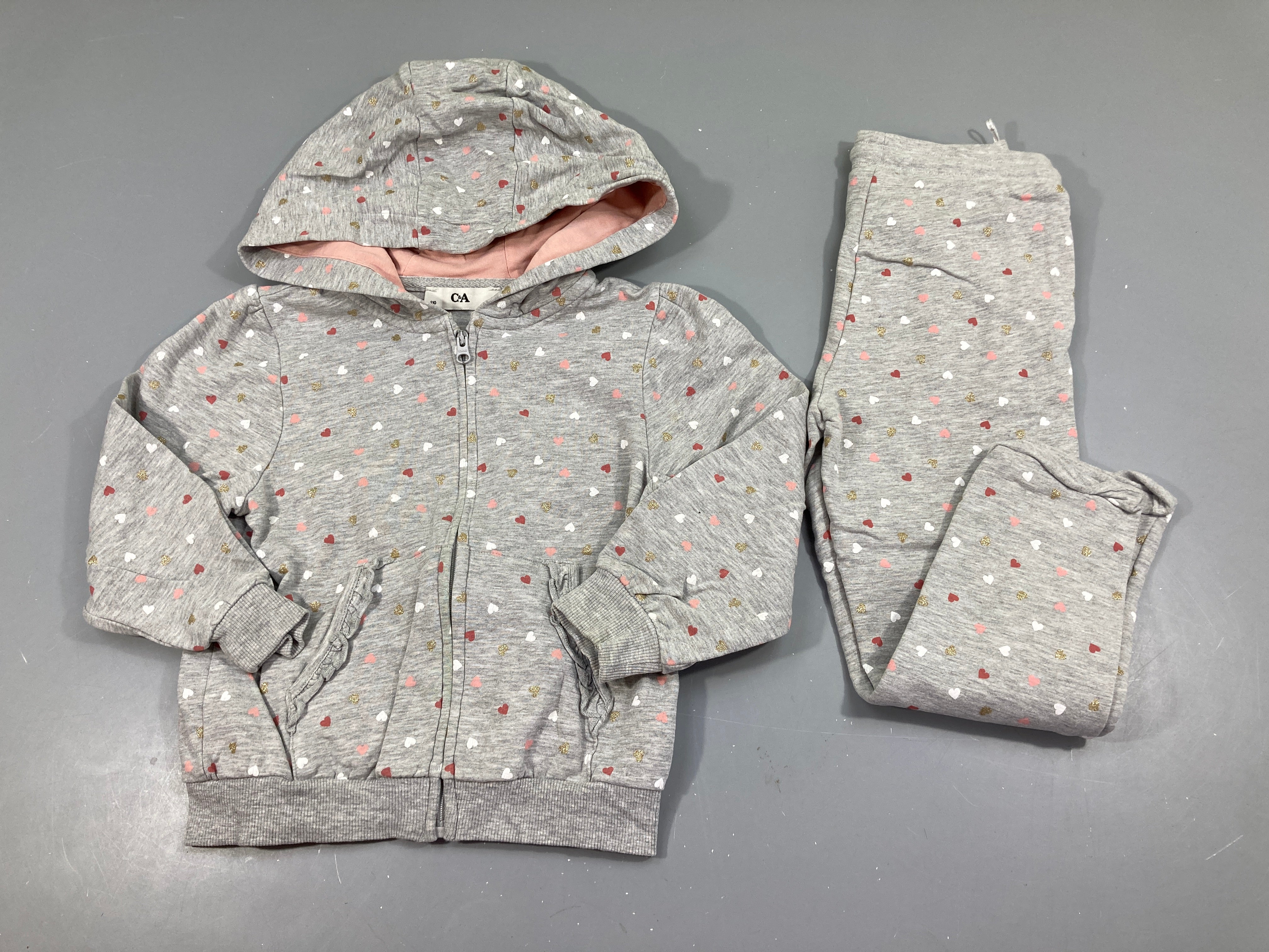 Sweat zippé à capuche gris coeurs + Pantalon training, tache décoloration verte à l'avant