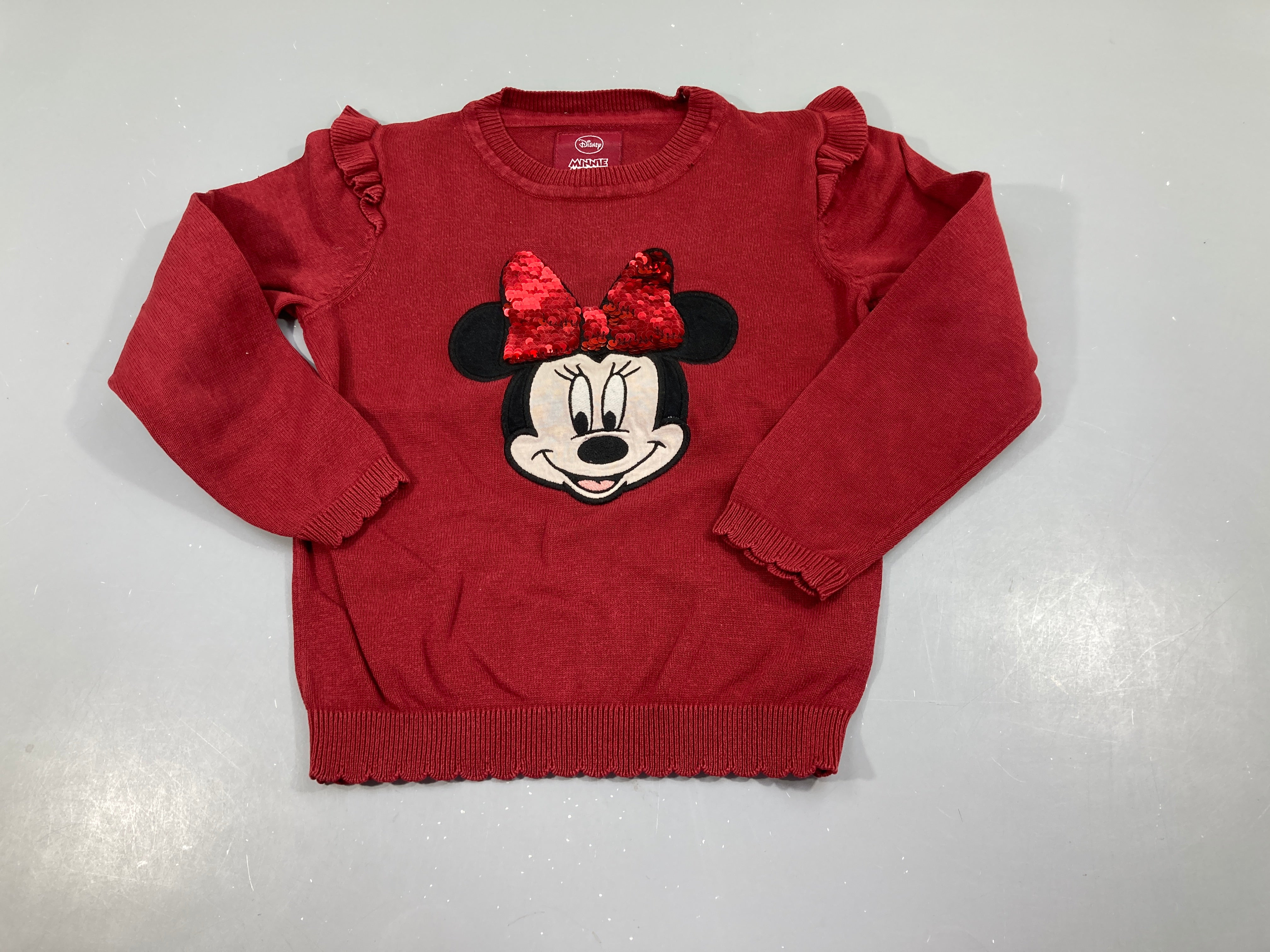 Pull bordeaux Minnie sequins, petit accroc sur le col