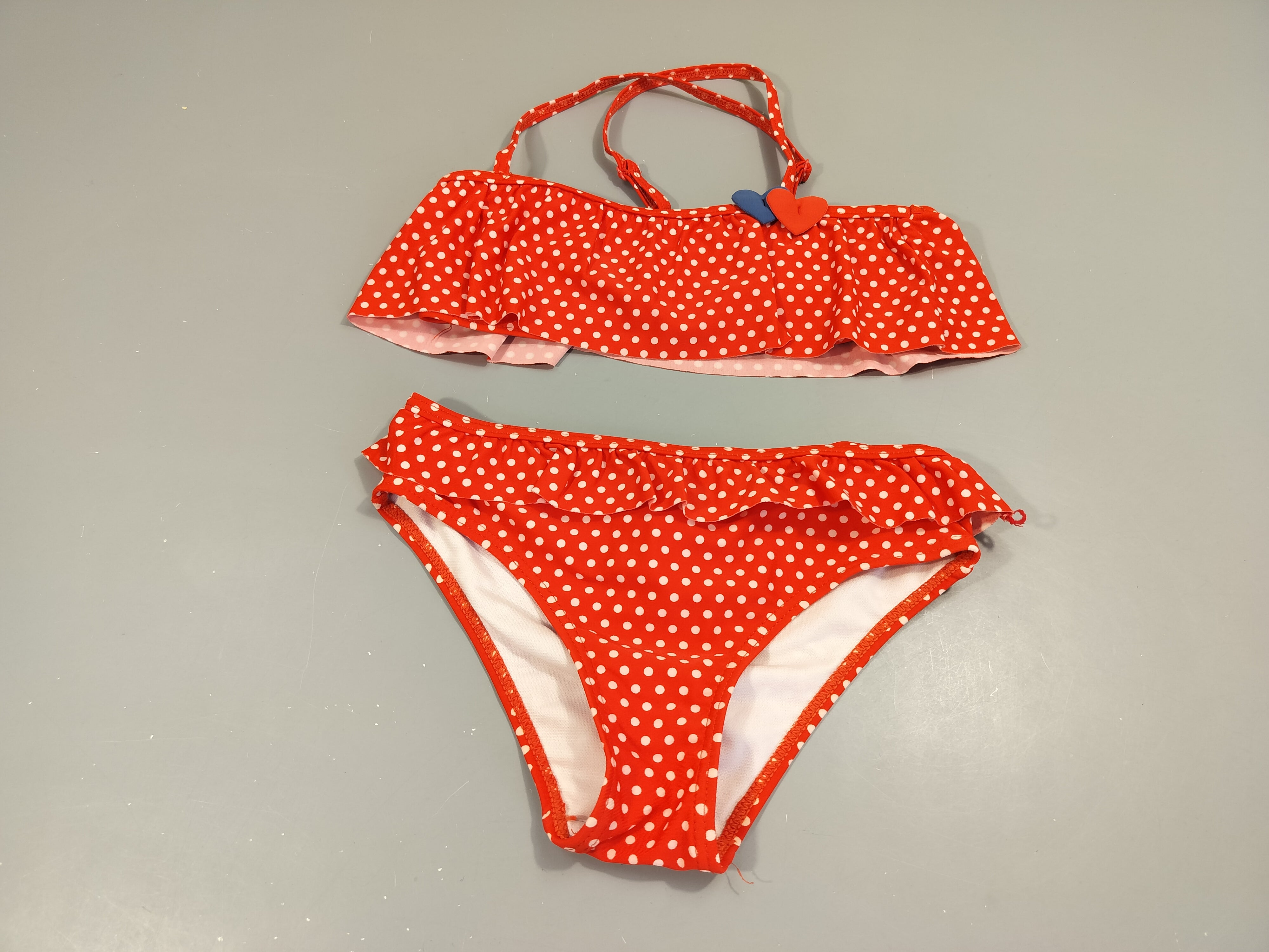 Bikini rouge à pois blancs, volants, 2 coeurs