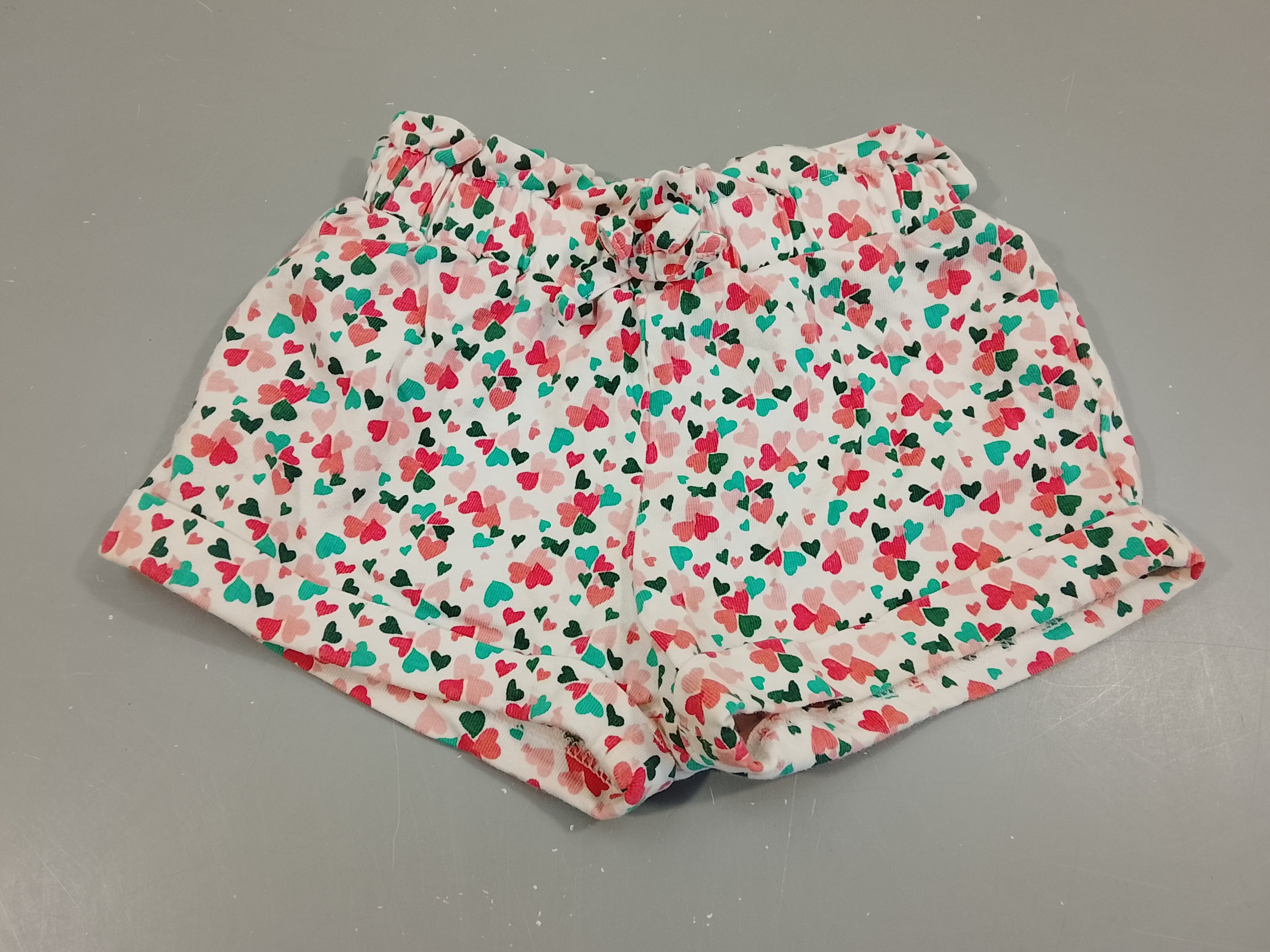 Short jersey à revers blanc, coeurs colorés