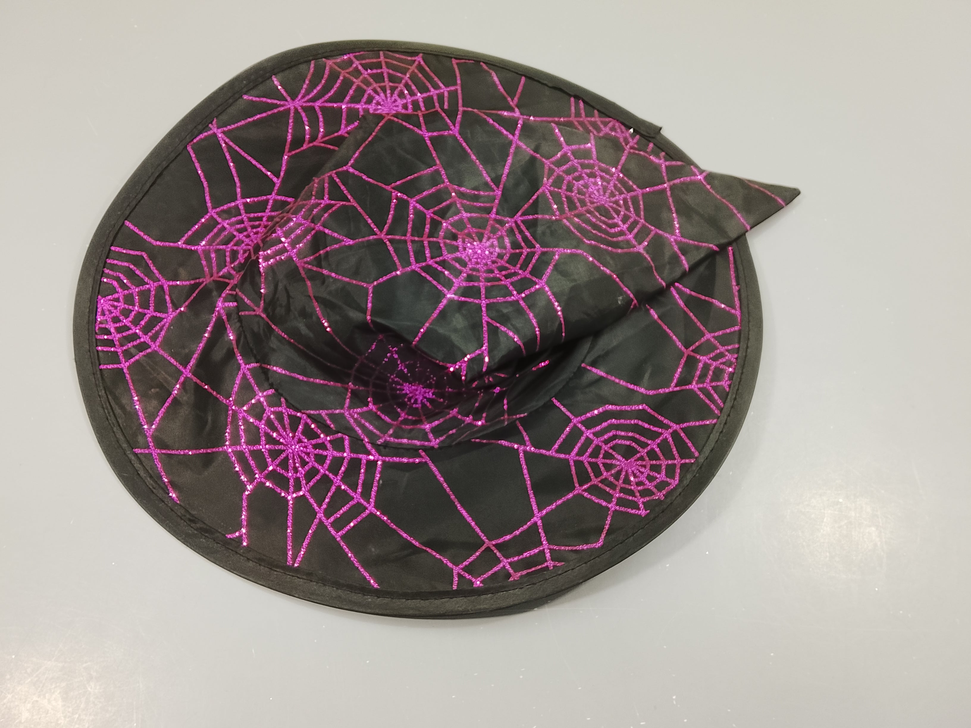 Chapeau de sorcière noir, toiles d'araignées roses scintillantes