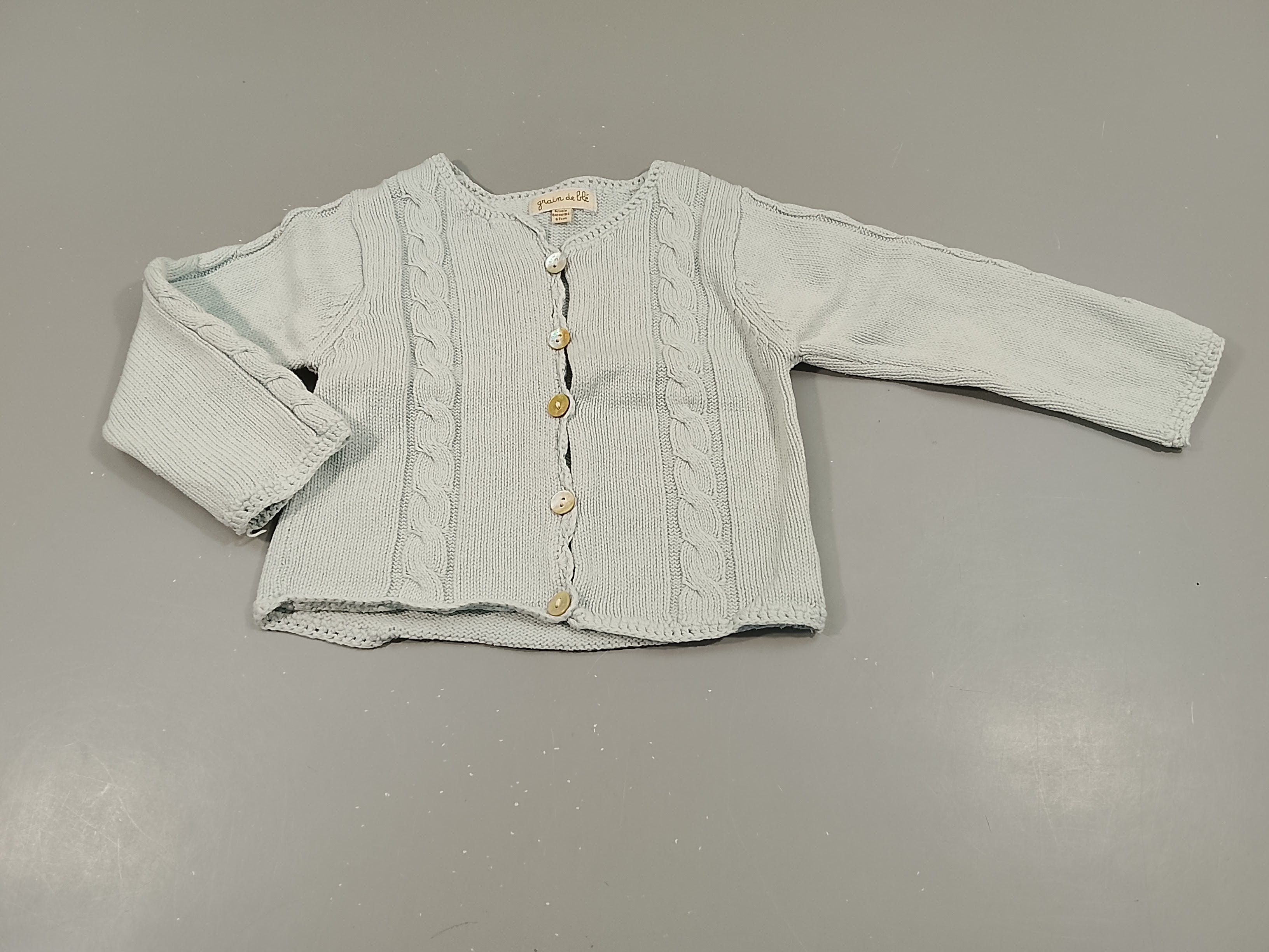 Gilet en mailles bleu clair, petits boutons blanc na.cré