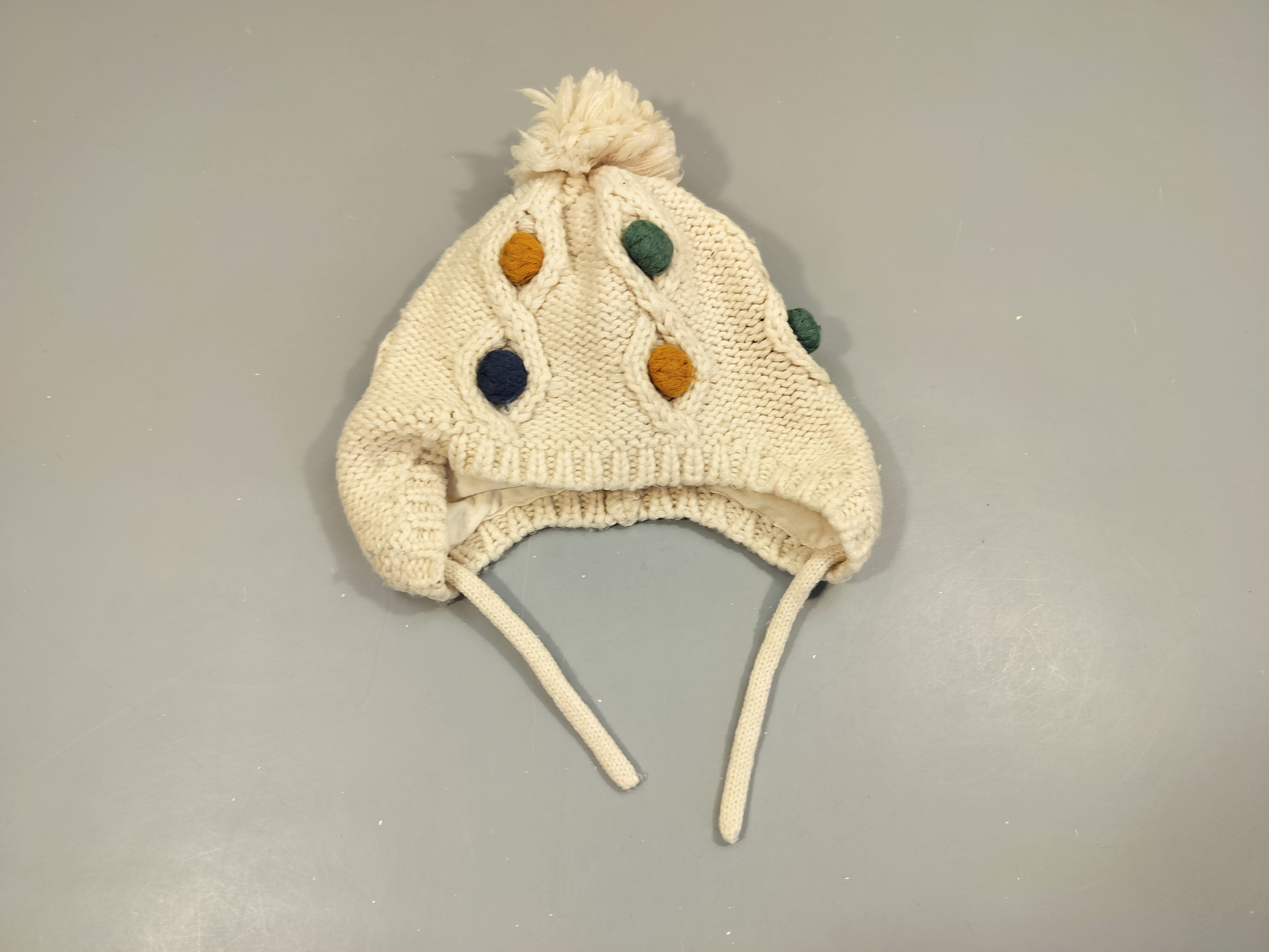 Bonnet tricot beige  avec pompons, pas de taille indiquée