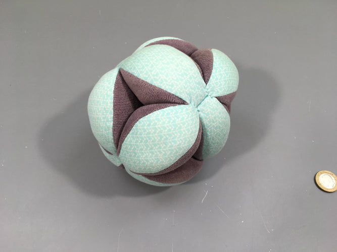 Balle de préhension en tissu Nature et découverte, moins cher chez Petit Kiwi