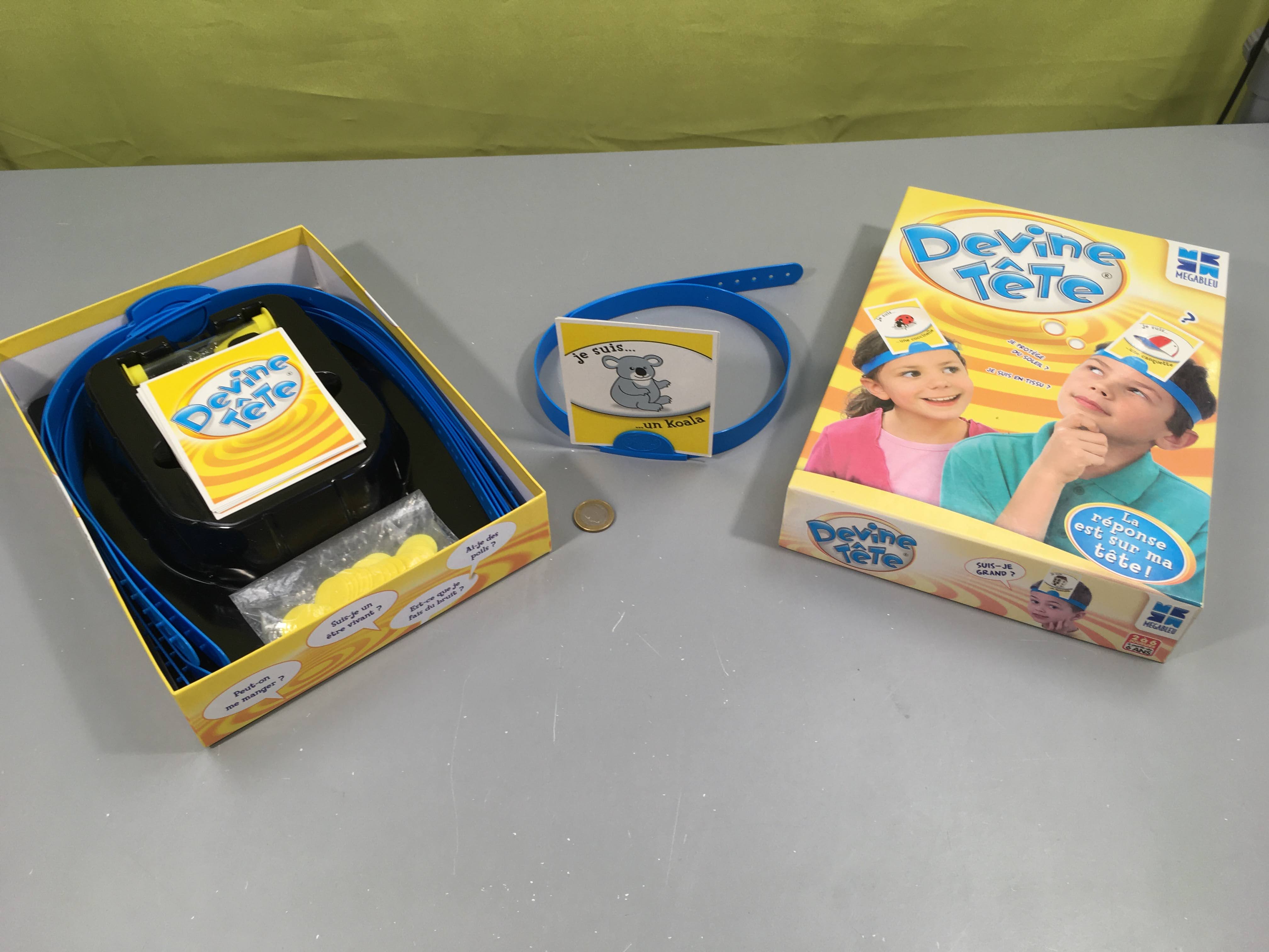 Devine tête-Couvercle légèrement décoloré-Manque un jeton  jaune +6a