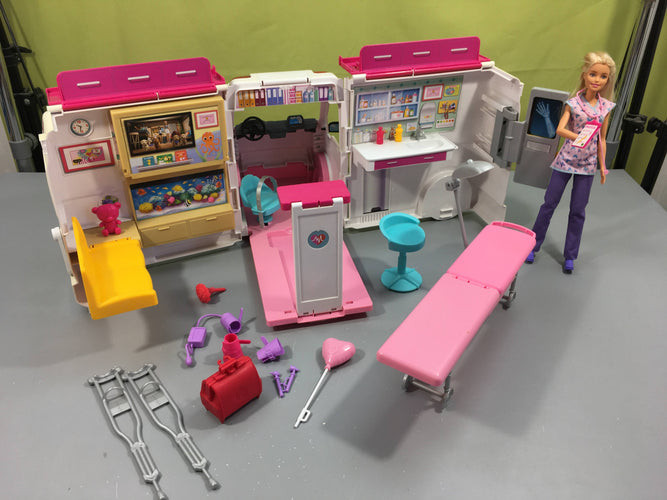 Véhicule médical Bar.bie et ses accessoires, moins cher chez Petit Kiwi