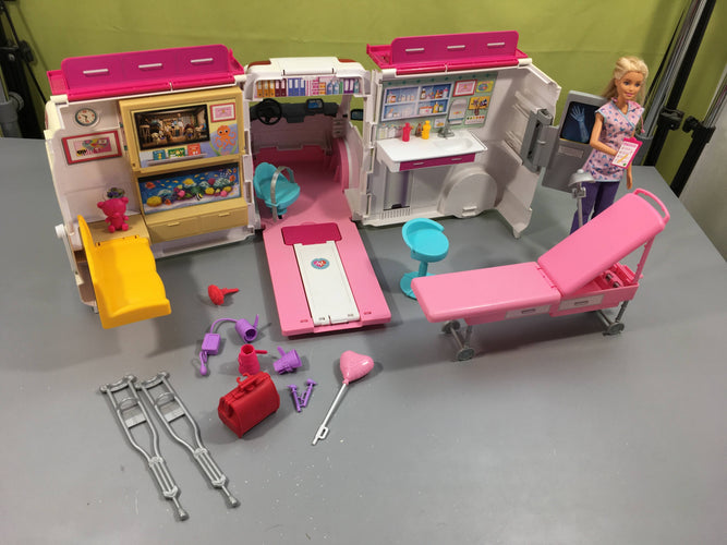 Véhicule médical Bar.bie et ses accessoires, moins cher chez Petit Kiwi