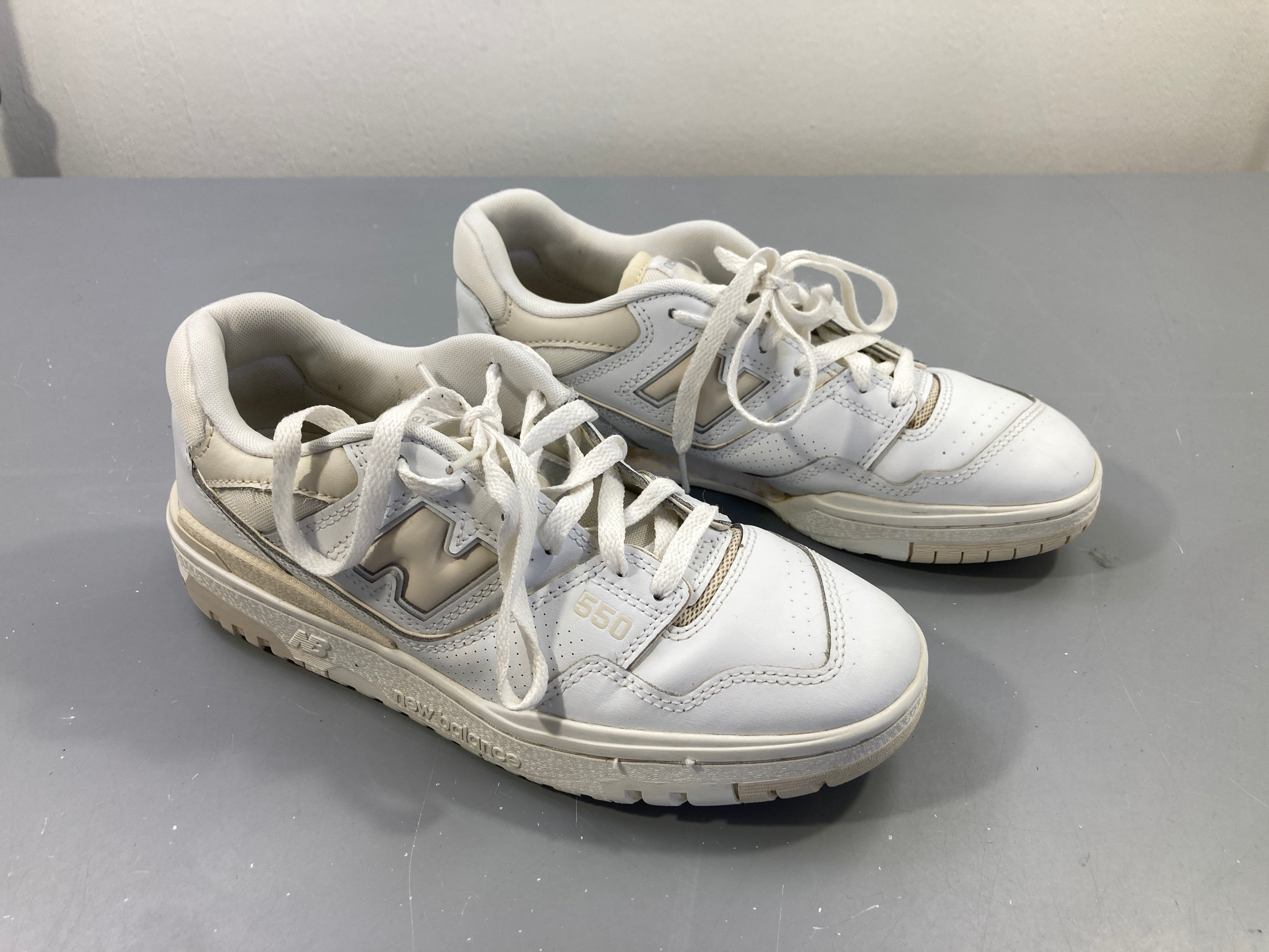 Baskets blanches New Balance, tachées, 41