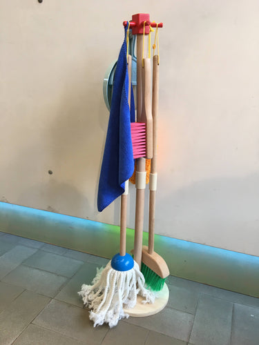 Set ménager en bois - Mini balai/poussière/serpillère/pumeau - Education Montessori - Buxibo, moins cher chez Petit Kiwi