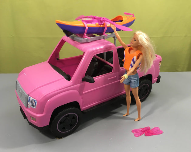 Pick-up rose avec kayak et poupée mannequin, Bar.bie - vendu tel que sur la photo, moins cher chez Petit Kiwi