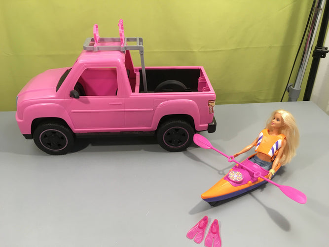 Pick-up rose avec kayak et poupée mannequin, Bar.bie - vendu tel que sur la photo, moins cher chez Petit Kiwi