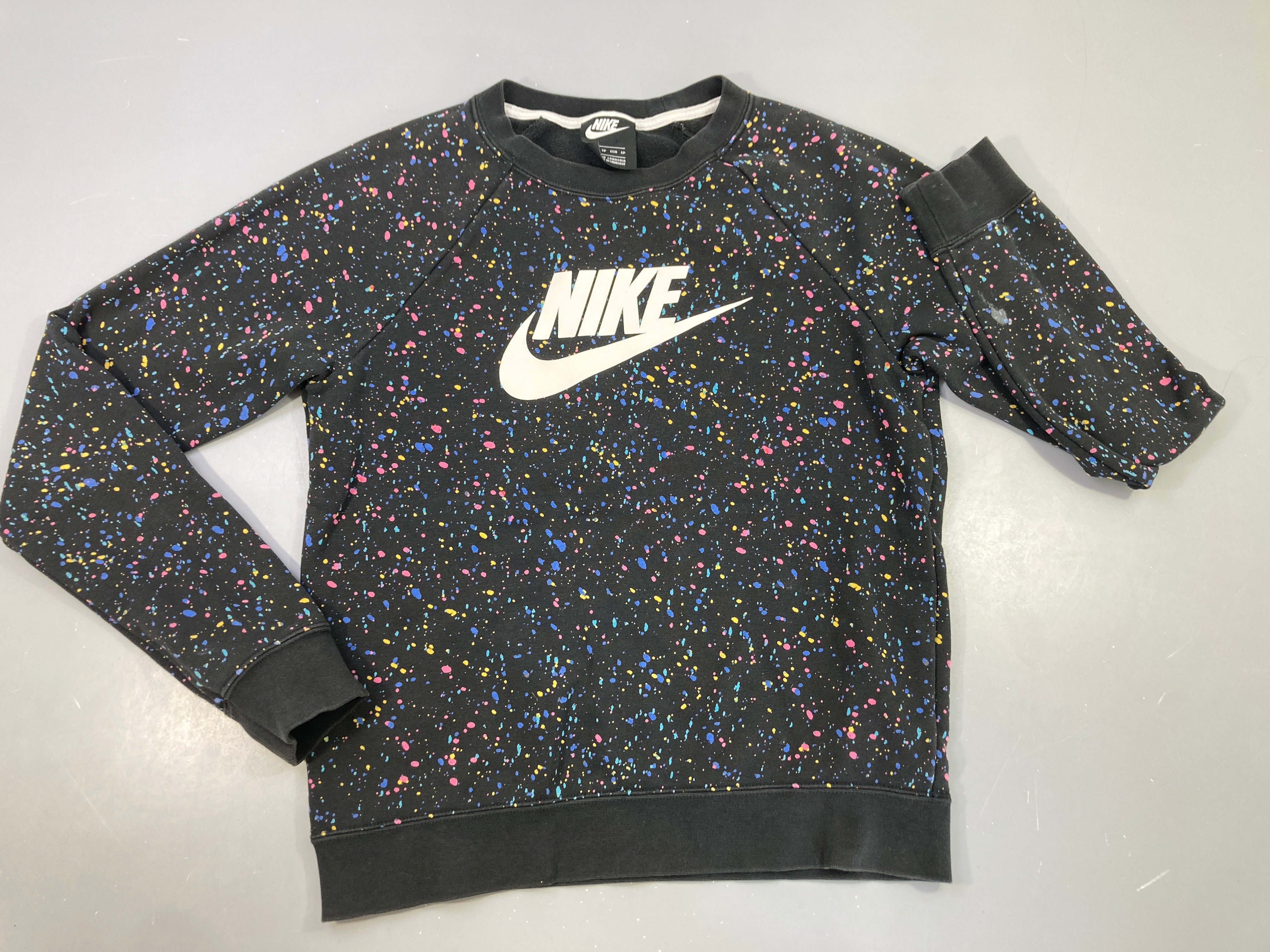 Sweat noir effet moucheté multicolore, tache bas manche