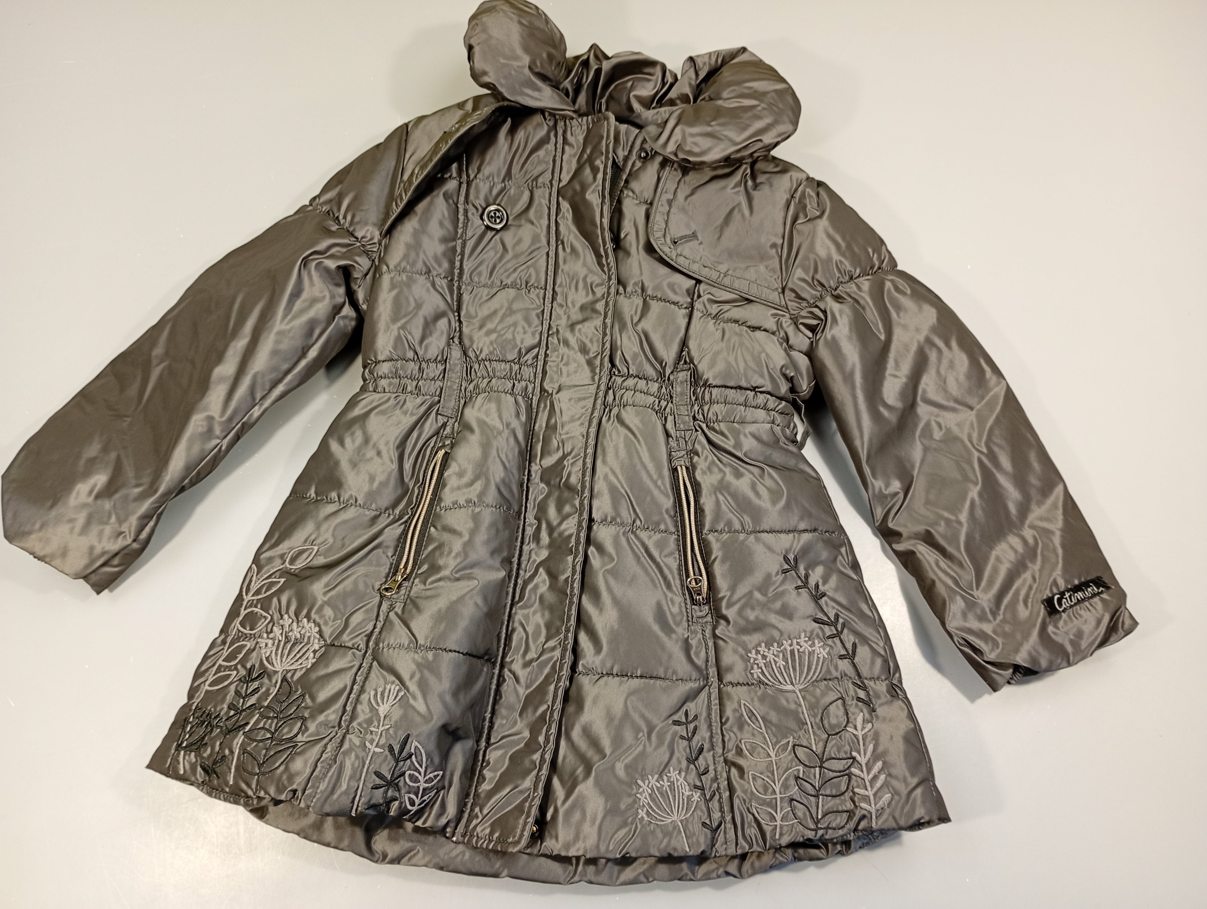 Veste zippé grise irrisée, broderie fleurs , manque la ceinture