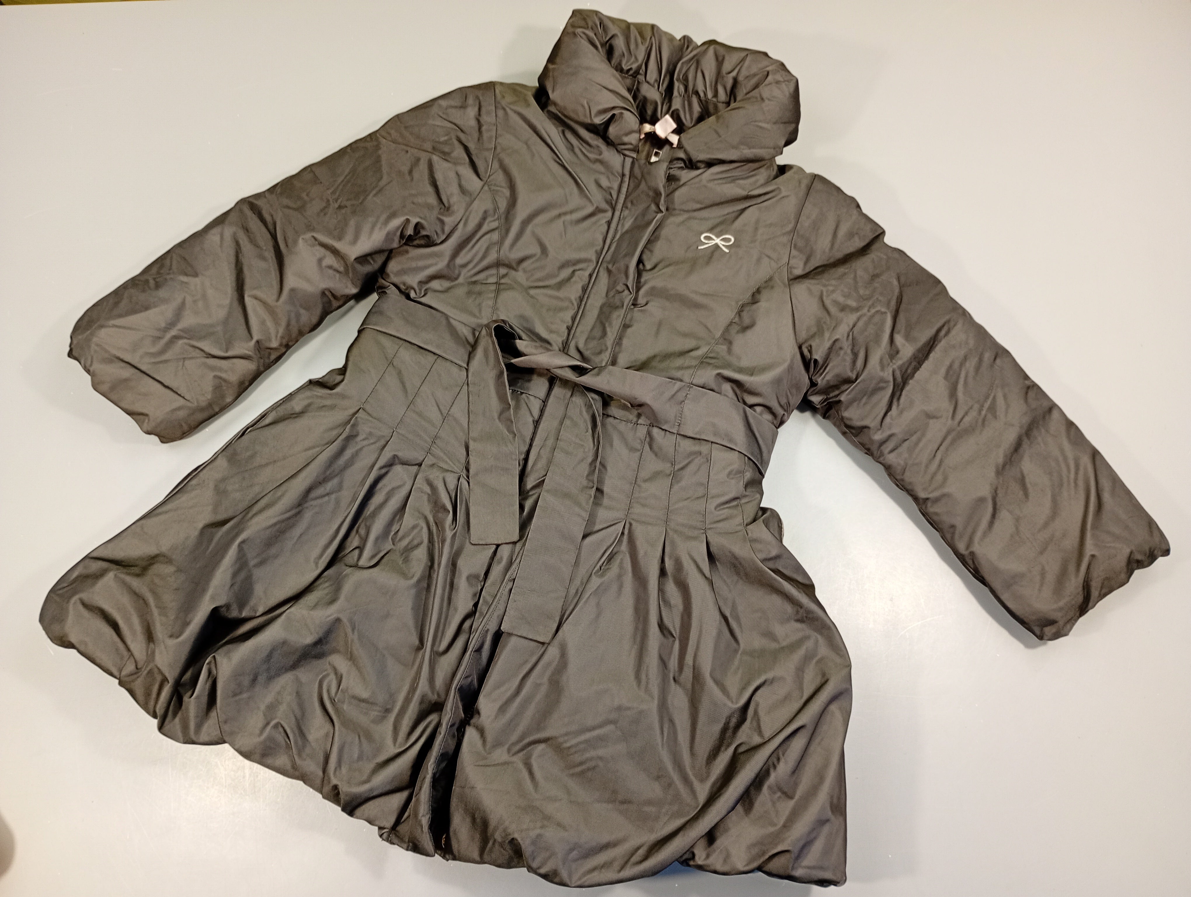 Veste  zippé à capuche (ra,gée dans le col) grise satinée