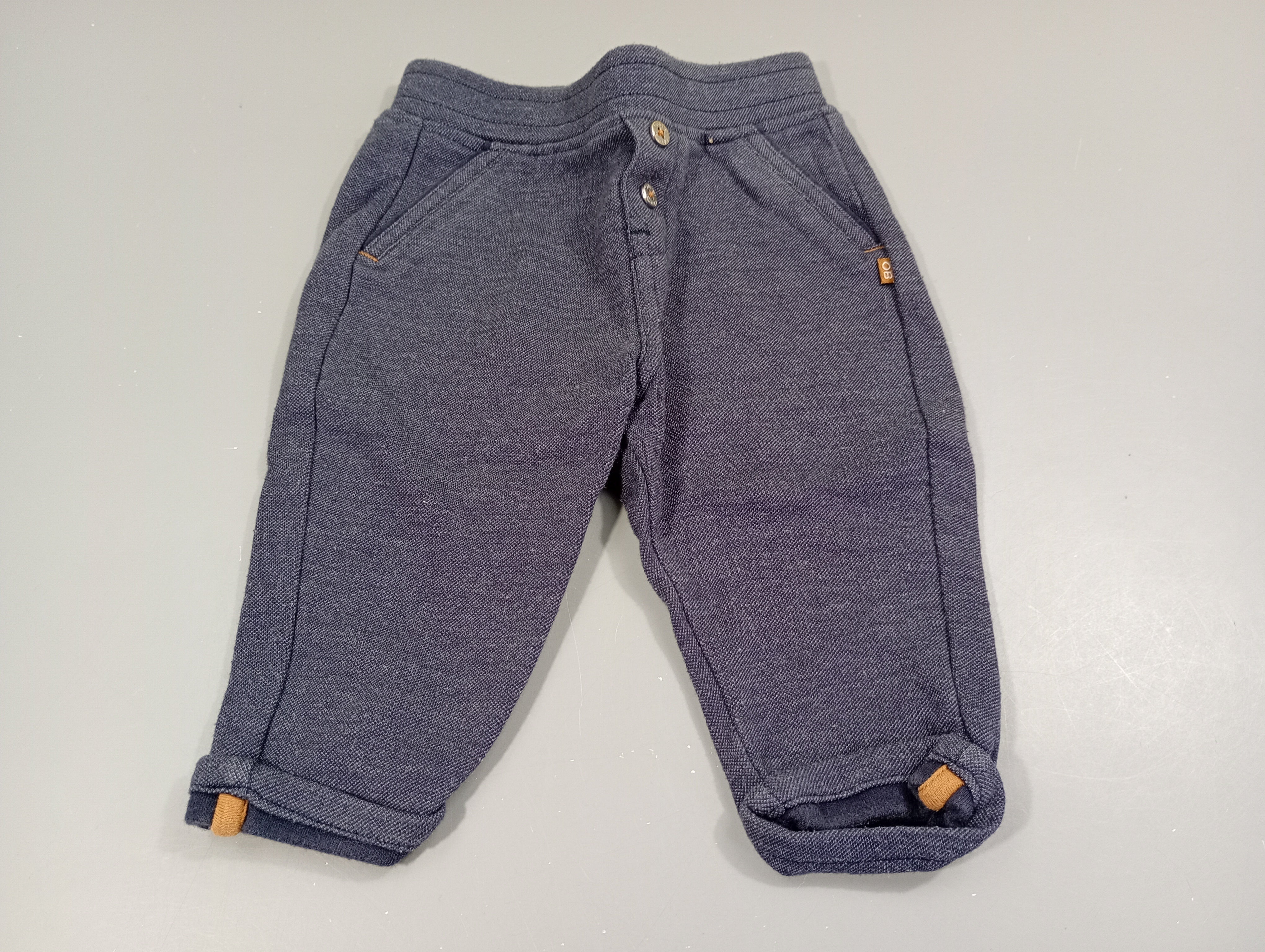 Pantalon molleton bleu marine chiné à revers, légèrement bouloché