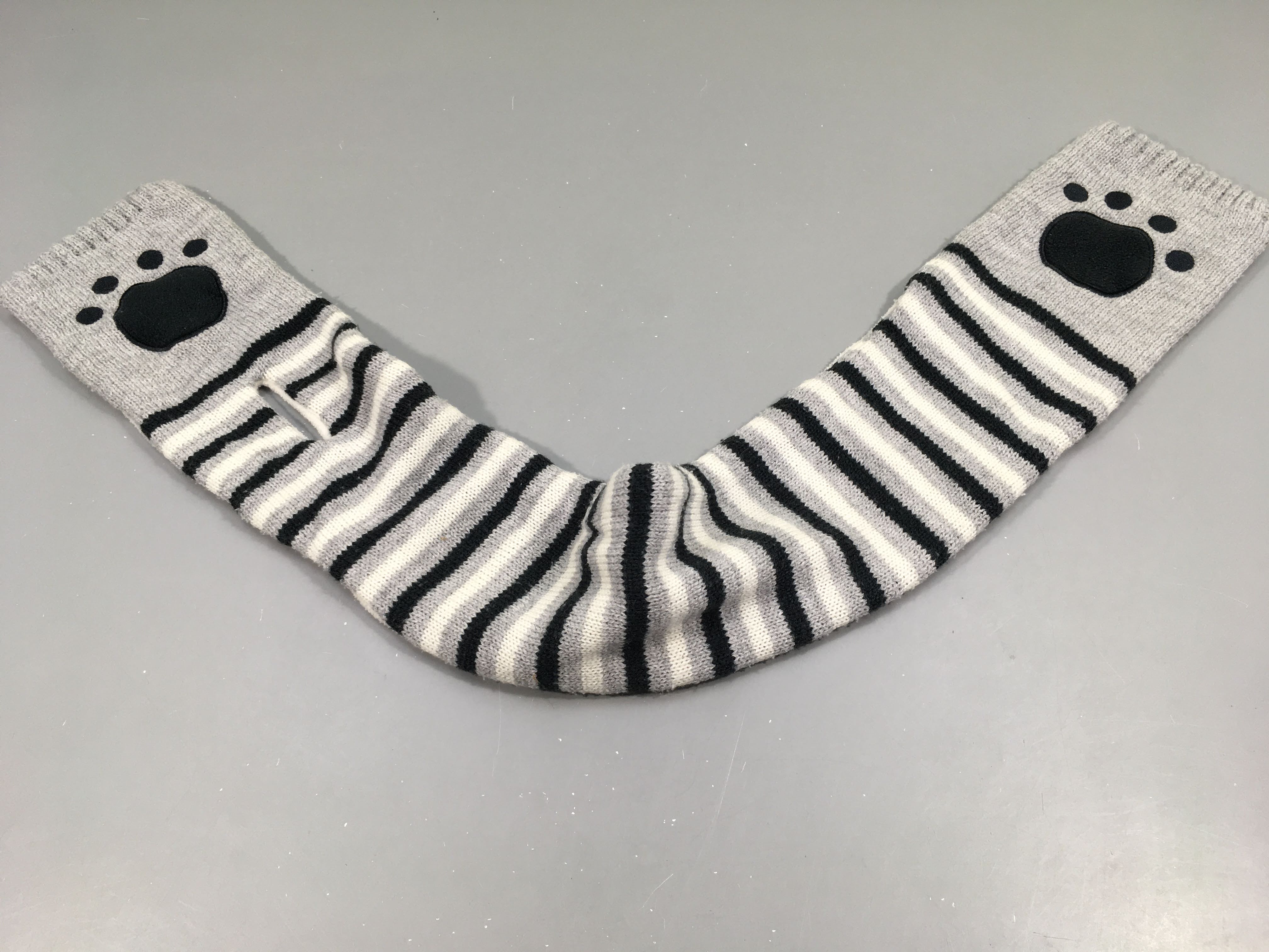 Echarpe grise rayé blanc noir, empreintes de pattes