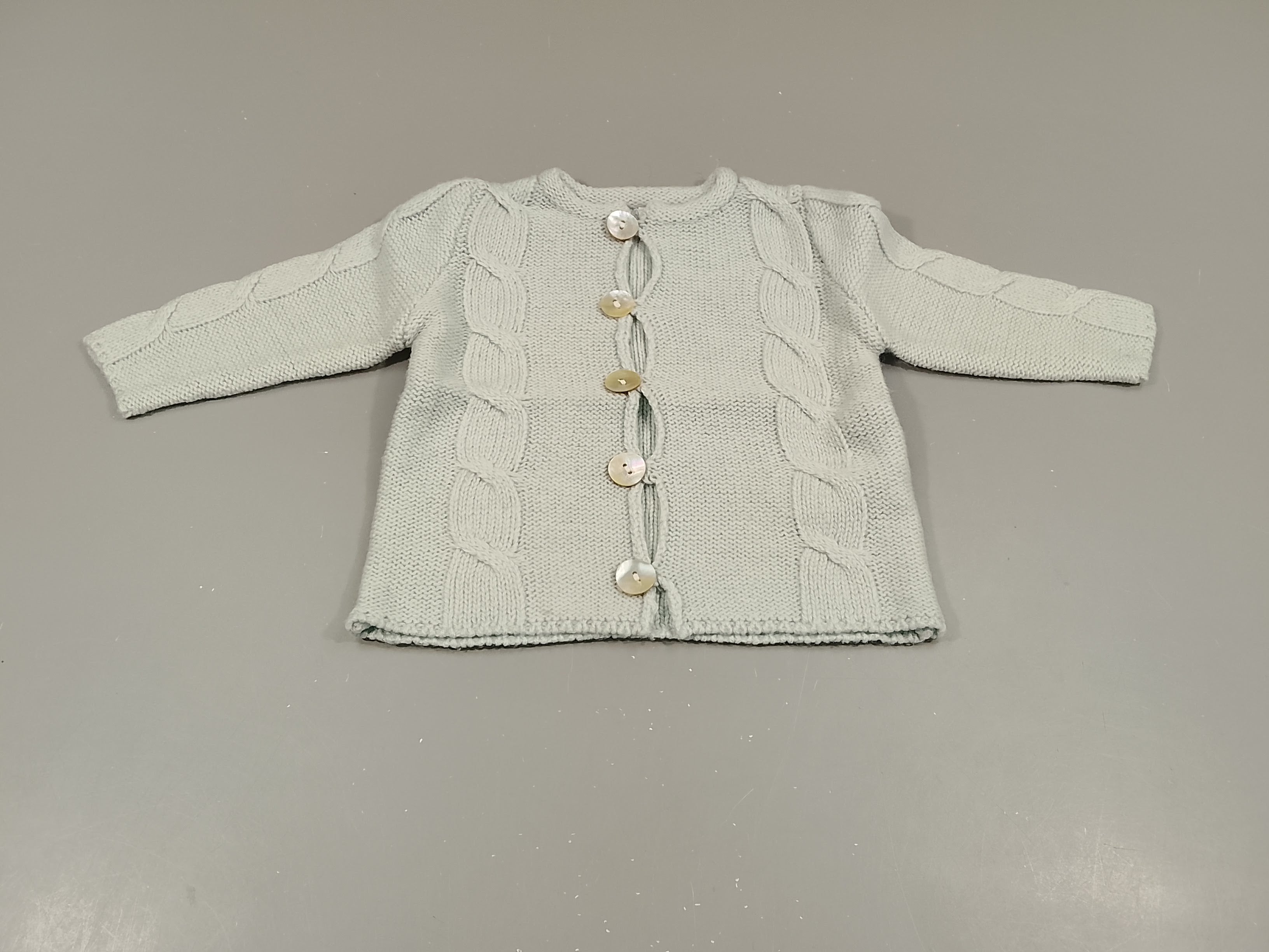 Gilet Dadati  en mailles bleu clair, torsades, grands boutons blanc na.cré 10% laine