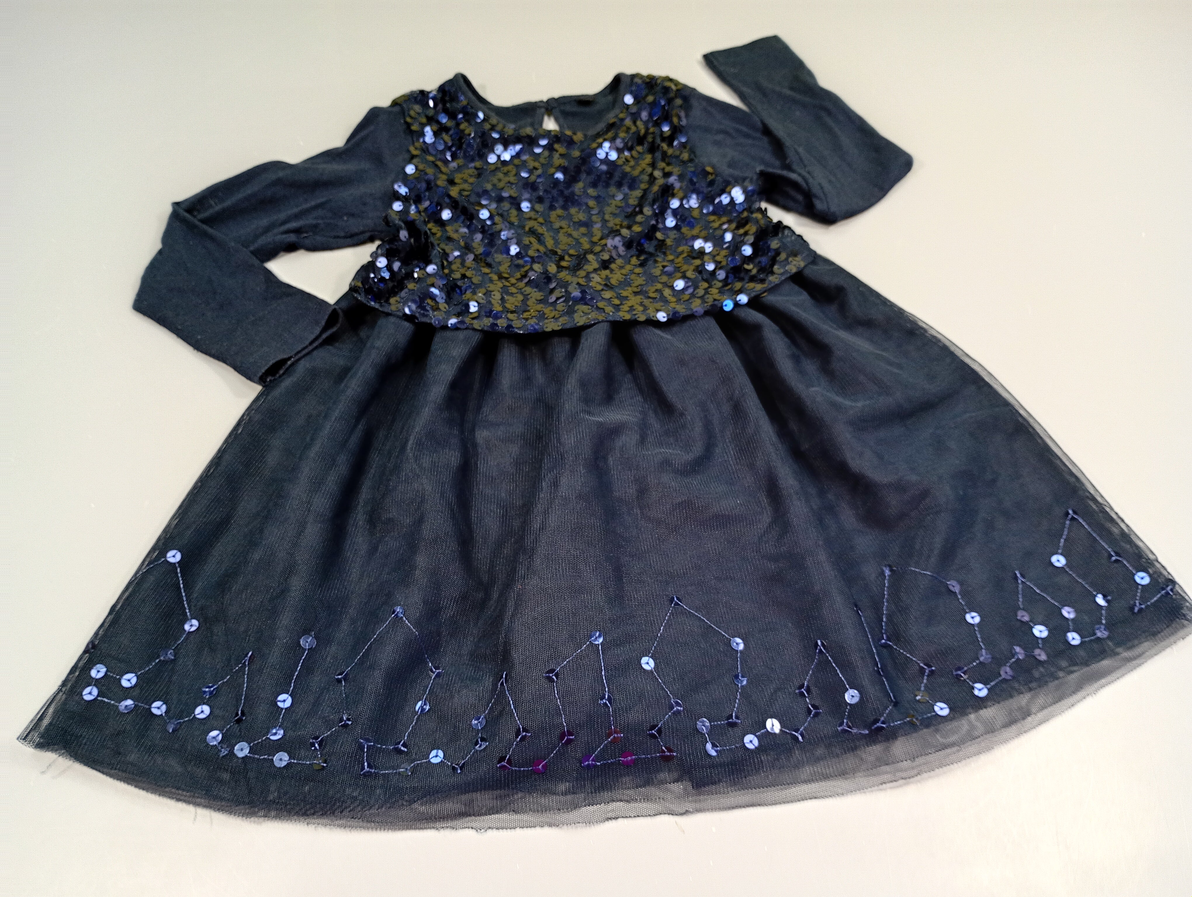 Robe m.c bleu marine , dessus sequins, dessous en tulles
