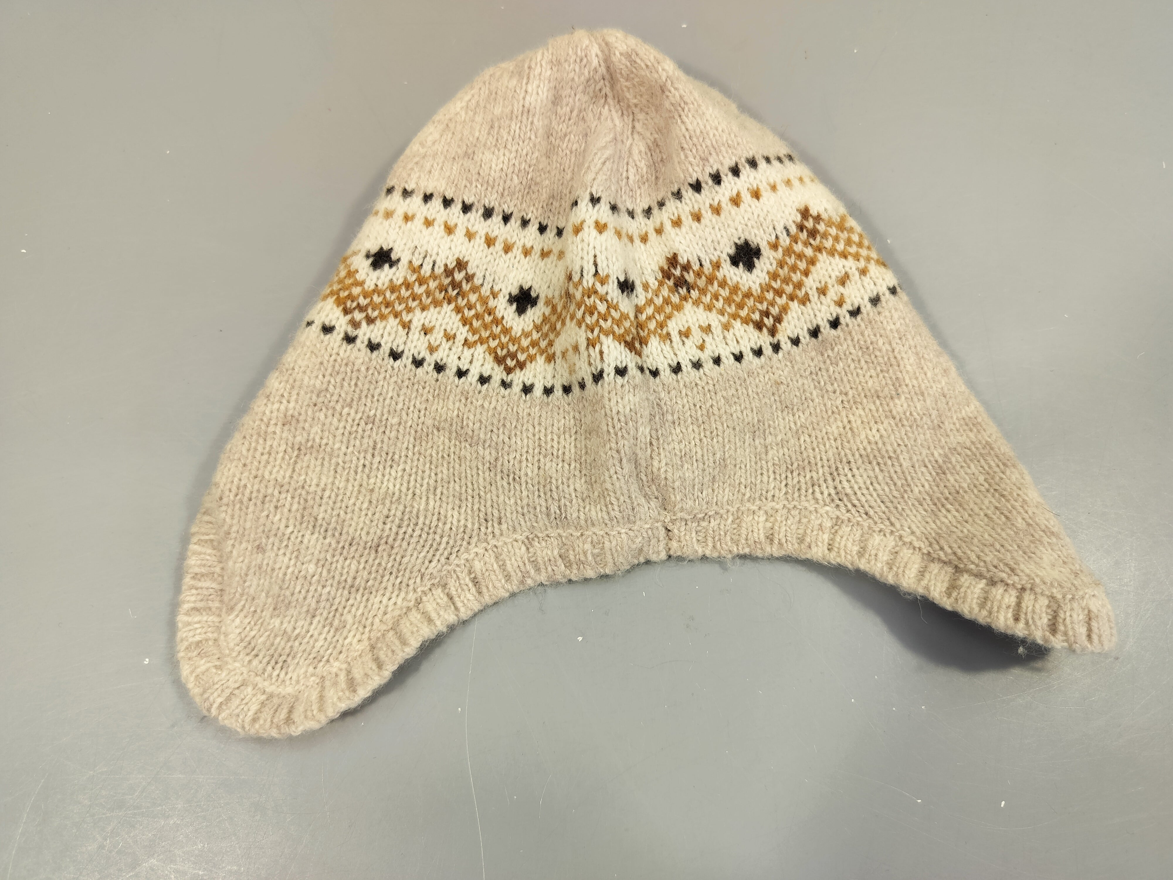 Bonnet beige clair à motifs 48% laine 42% poyamide 10% alpaga , pas de taille indiquée