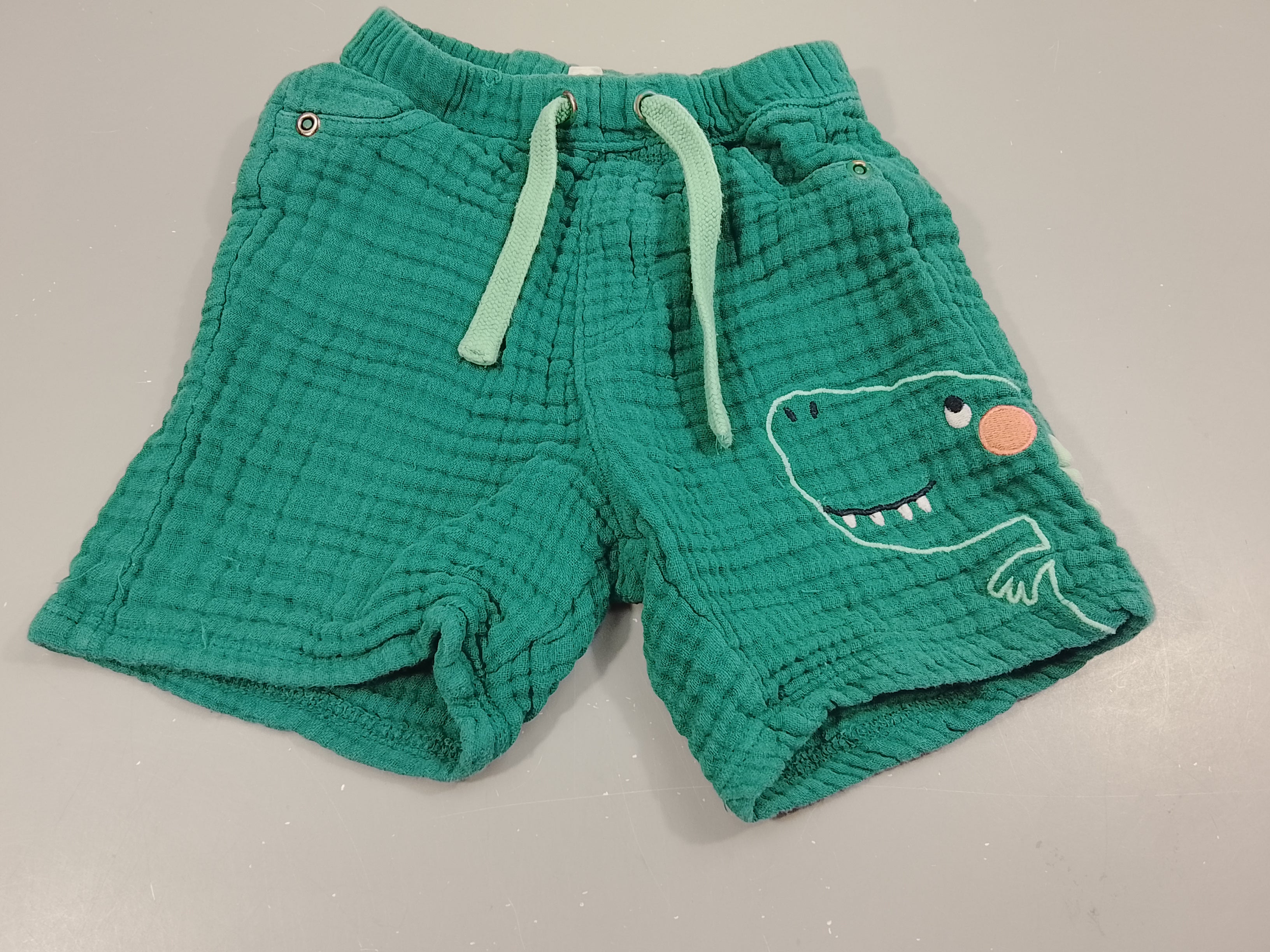 Bermuda vert gaufré , tête de dinosaure