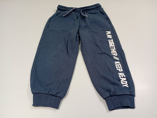 Pantalon jogging bleu marine, inscriptions blanches taille et chevilles élastiques, moins cher chez Petit Kiwi