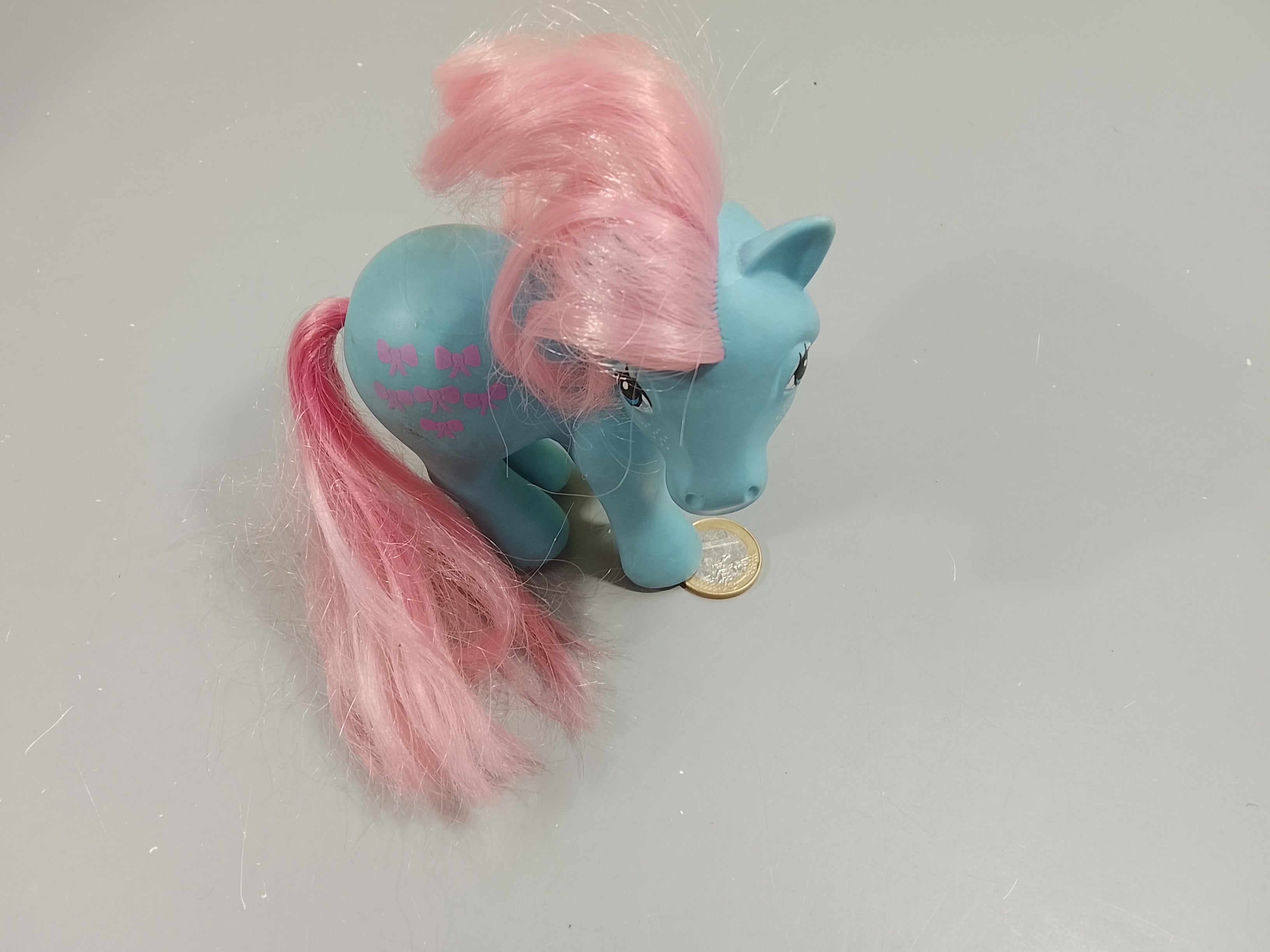 Poney bleu, noeuds roses