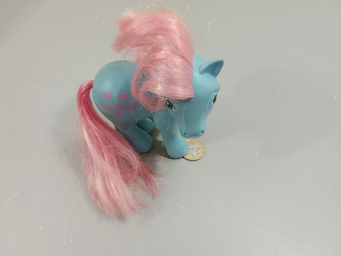 Poney bleu, noeuds roses, moins cher chez Petit Kiwi