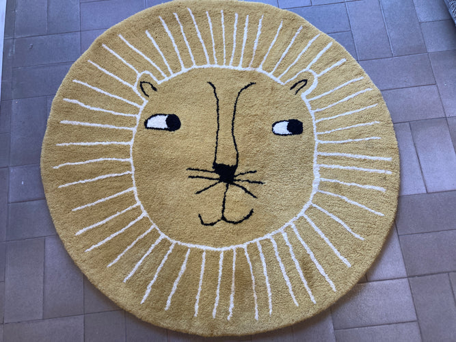 Tapis Lion jaune, 95 cm de diamètre, 80% laine, OYOY, moins cher chez Petit Kiwi