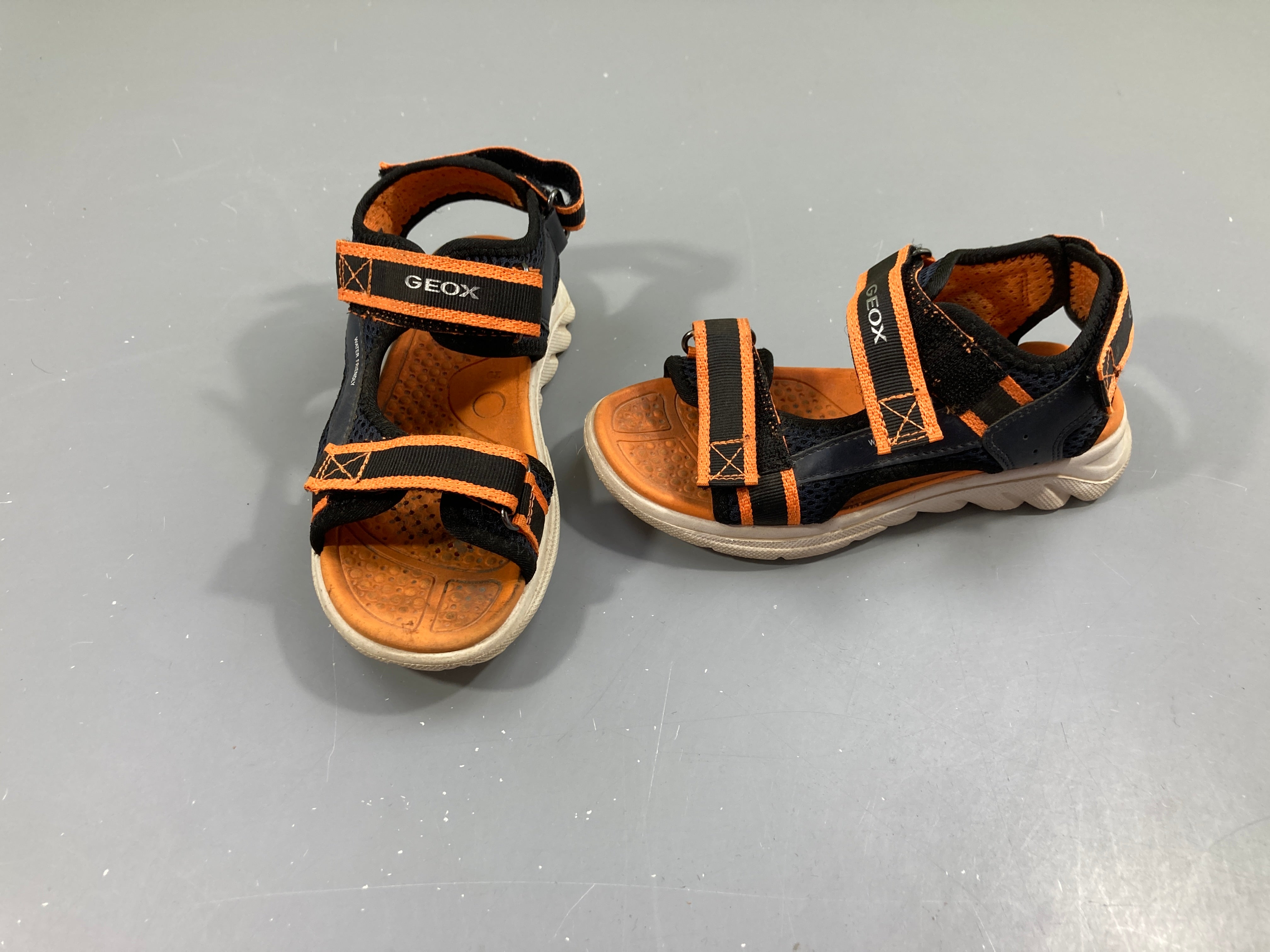 Sandales orange/noir, semelle intéreure tachée, 29