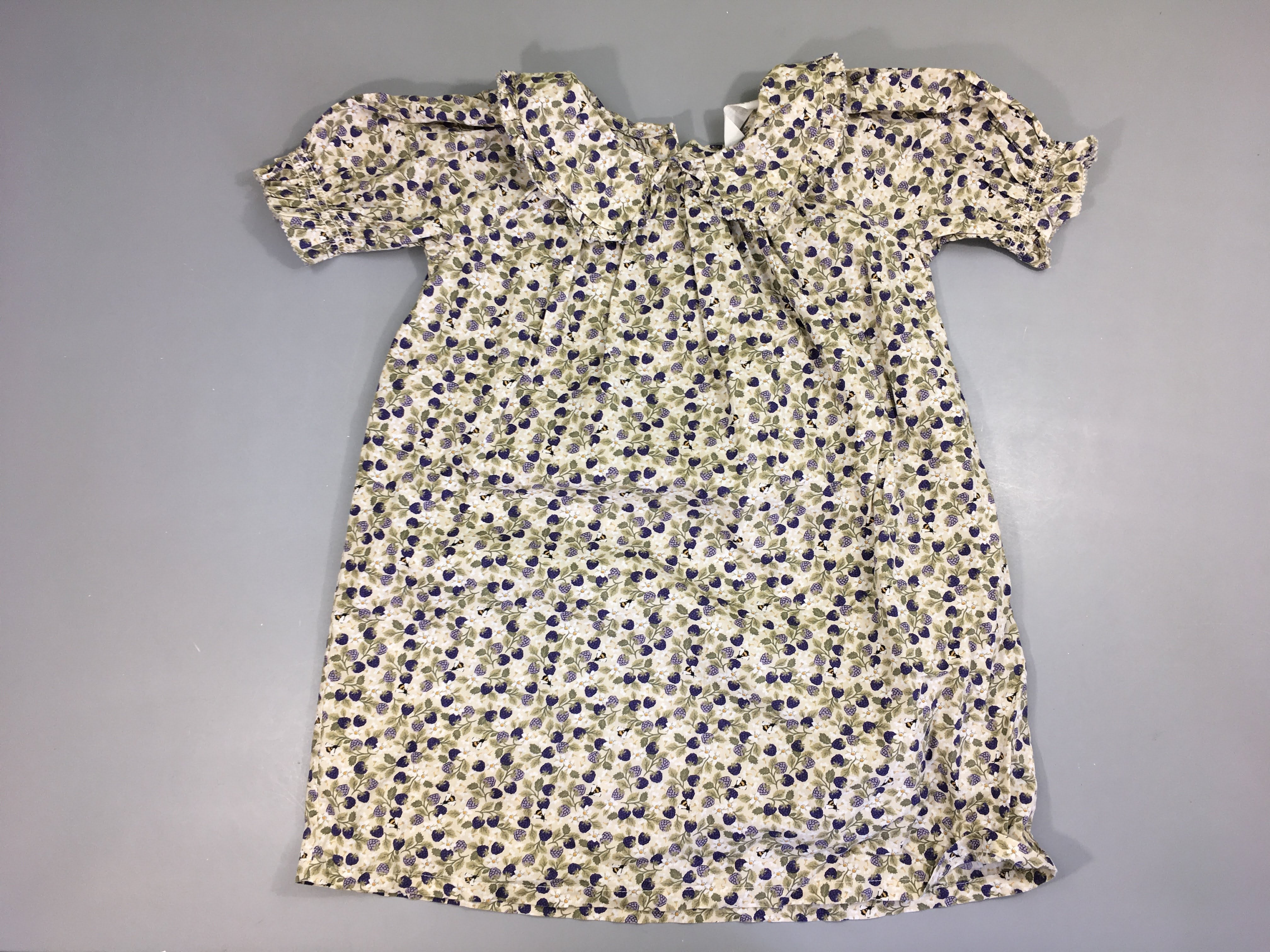 Robe m.c beige mûres abeilles col