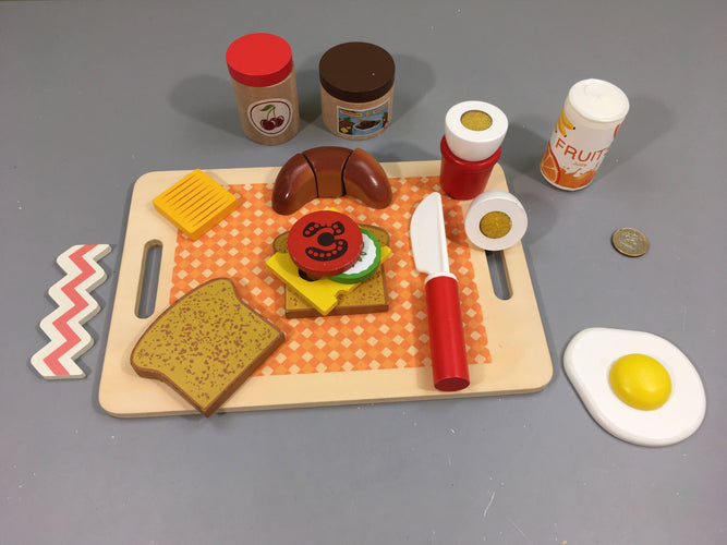 Grande planche à découper en bois et accessoires, moins cher chez Petit Kiwi