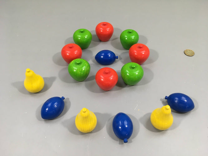 14 fruits en bois provenant du jeu Mon premier verger, moins cher chez Petit Kiwi