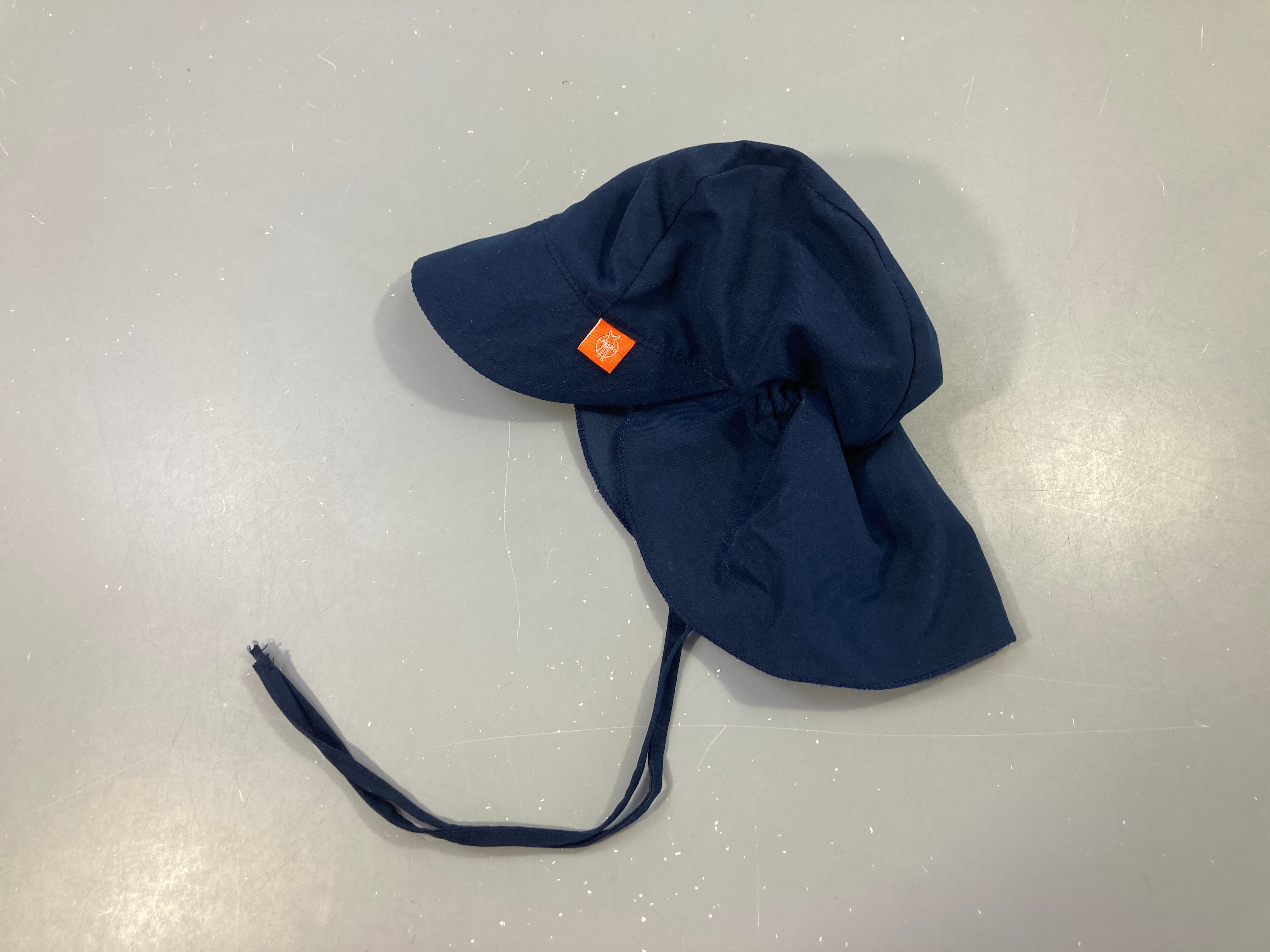 Chapeau anti-UV bleu marine avec protège-nuque