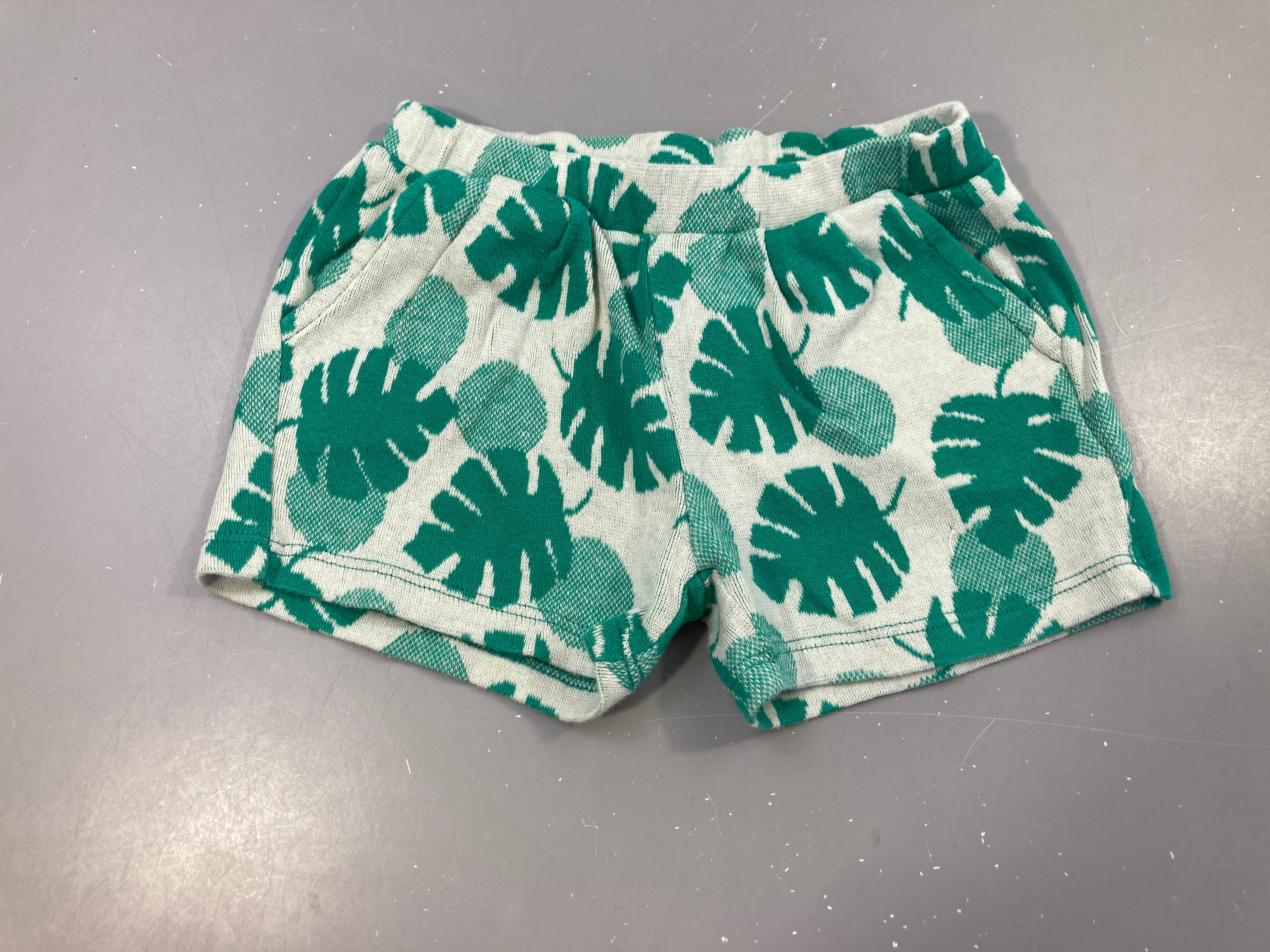 Short gris motifs feuilles vertes