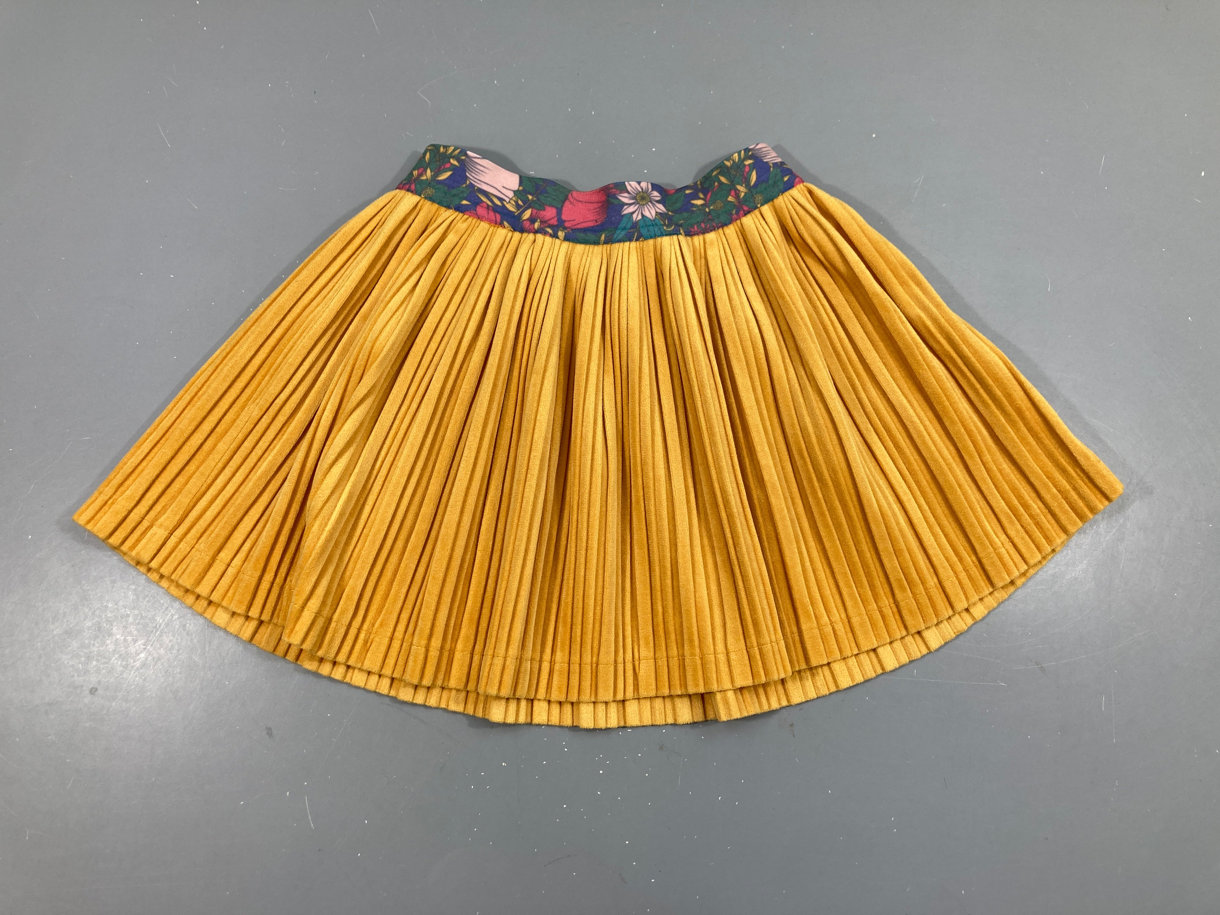 Jupe plissée velours moutarde