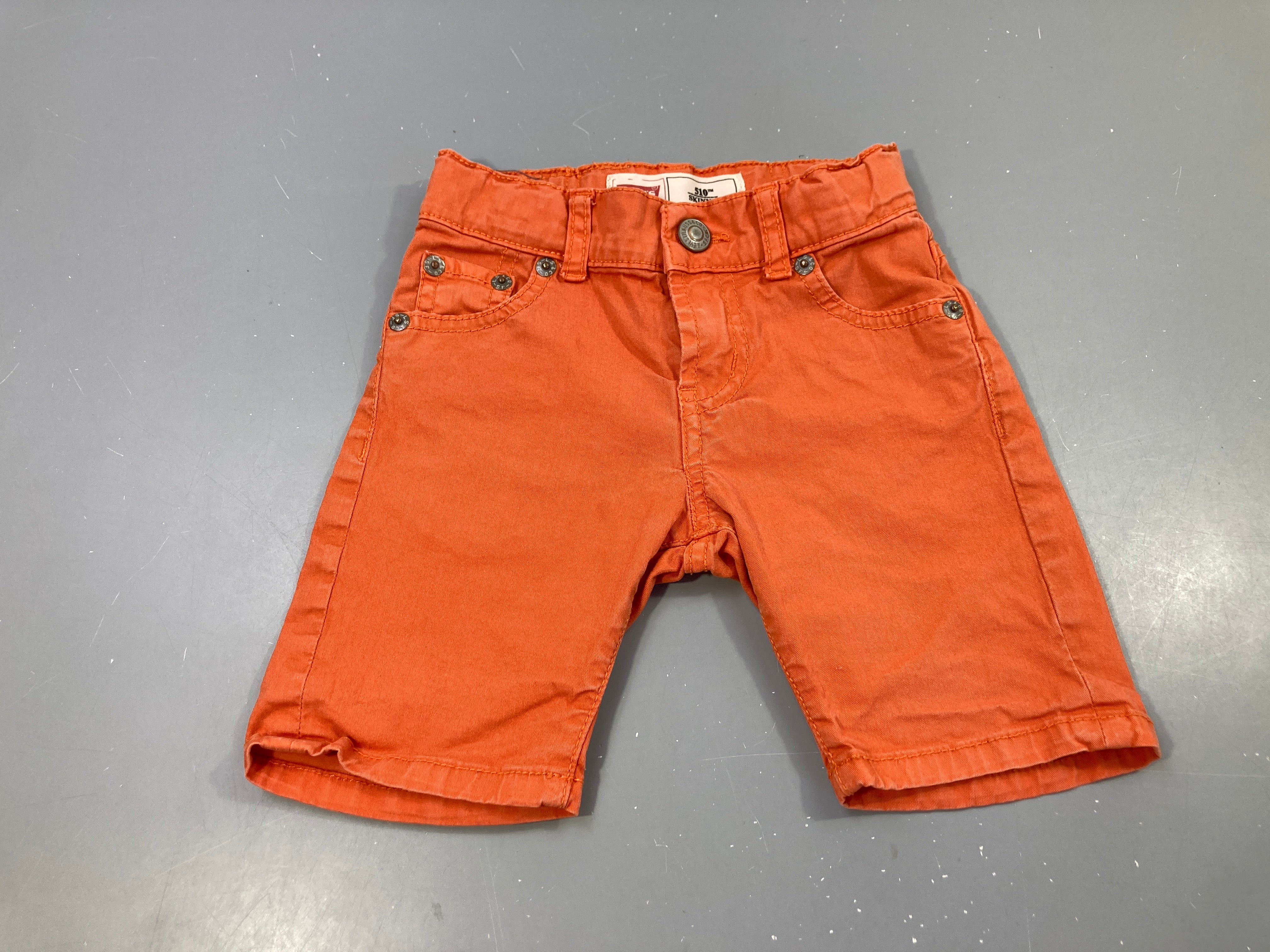 Bermuda orange Skinny Levi's Marque décousue coté arrière