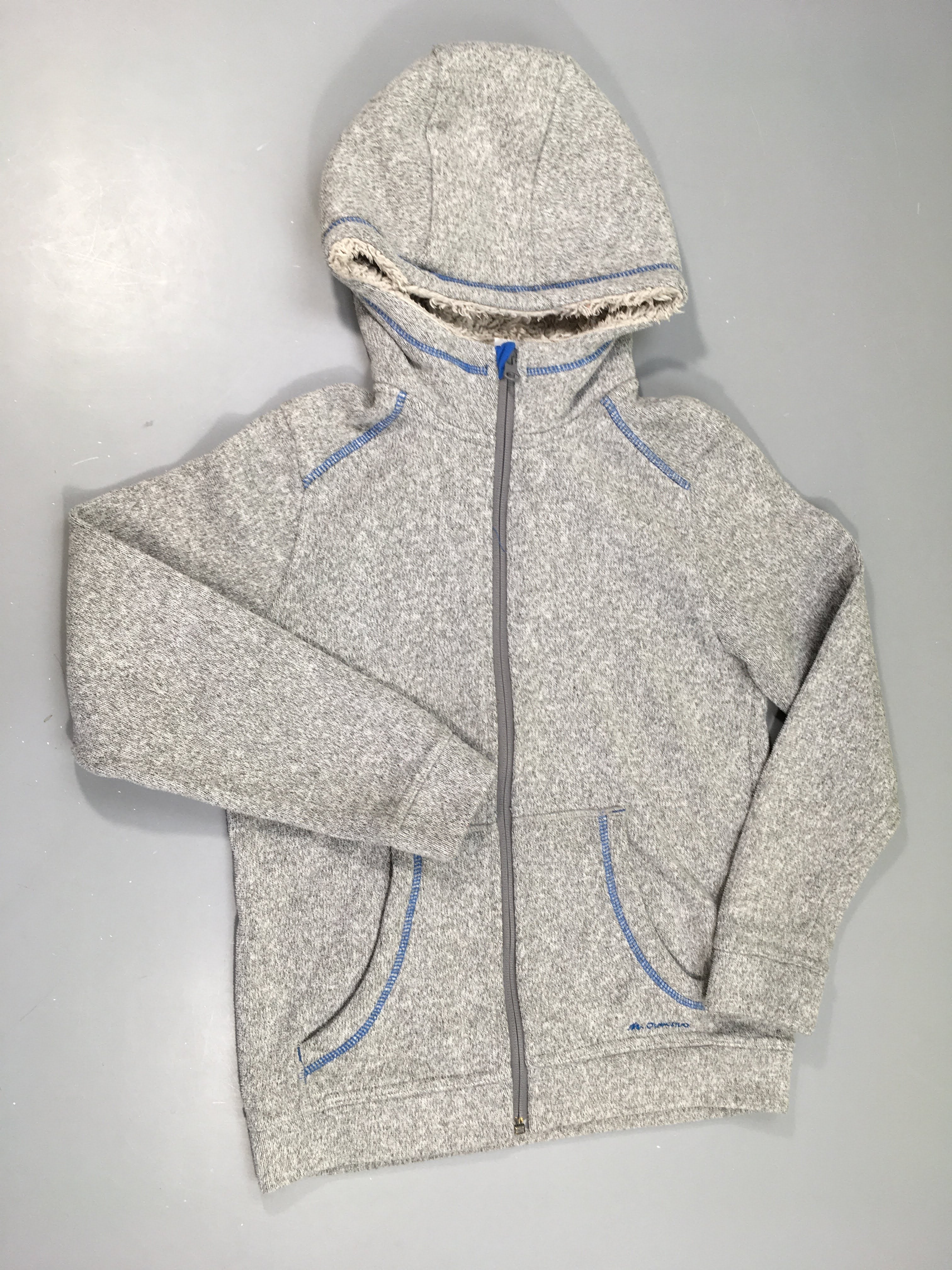 Pull à capuche zippé gris coutures bleues