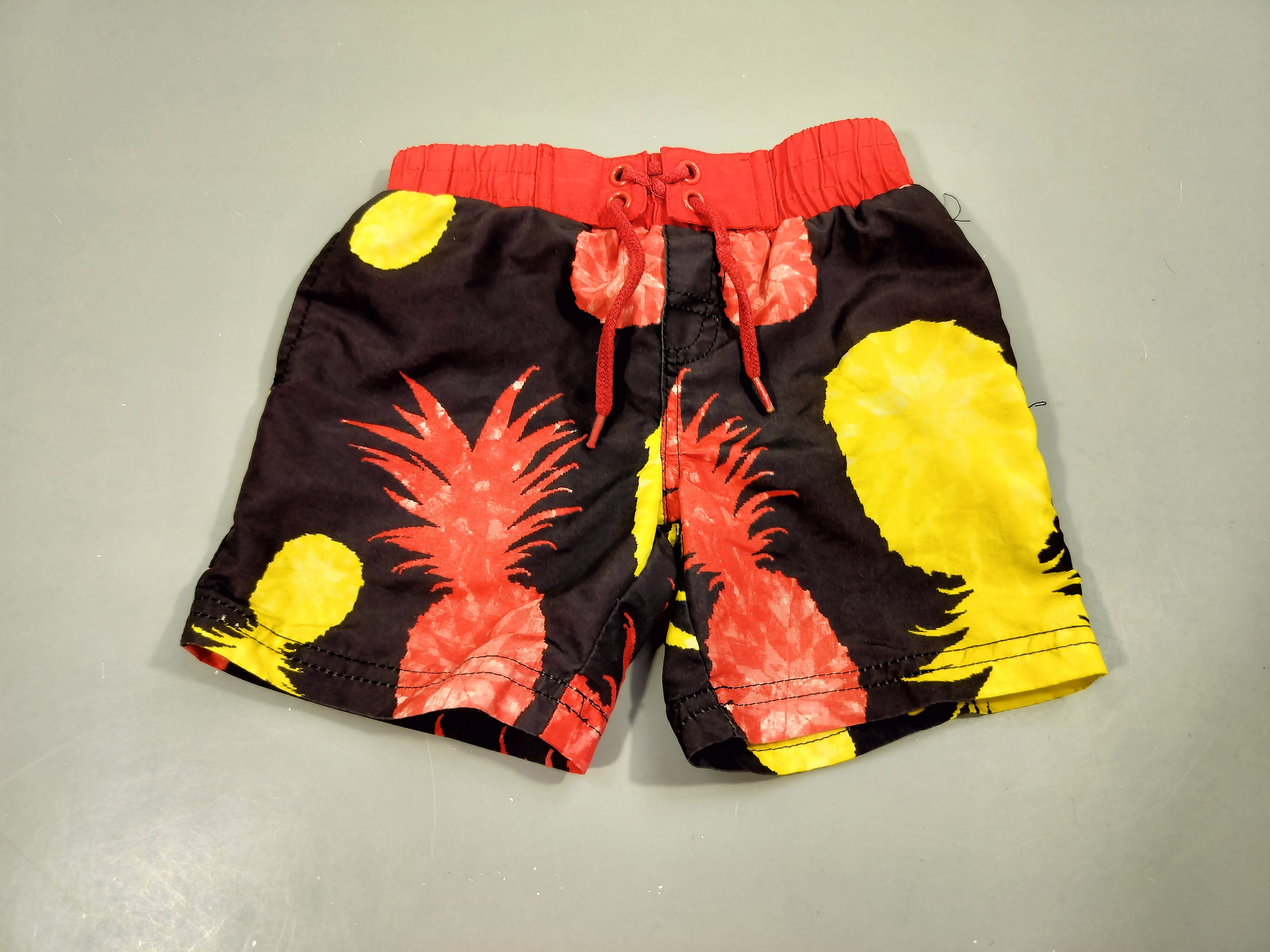 Maillot short noir ananas rouge et jaune