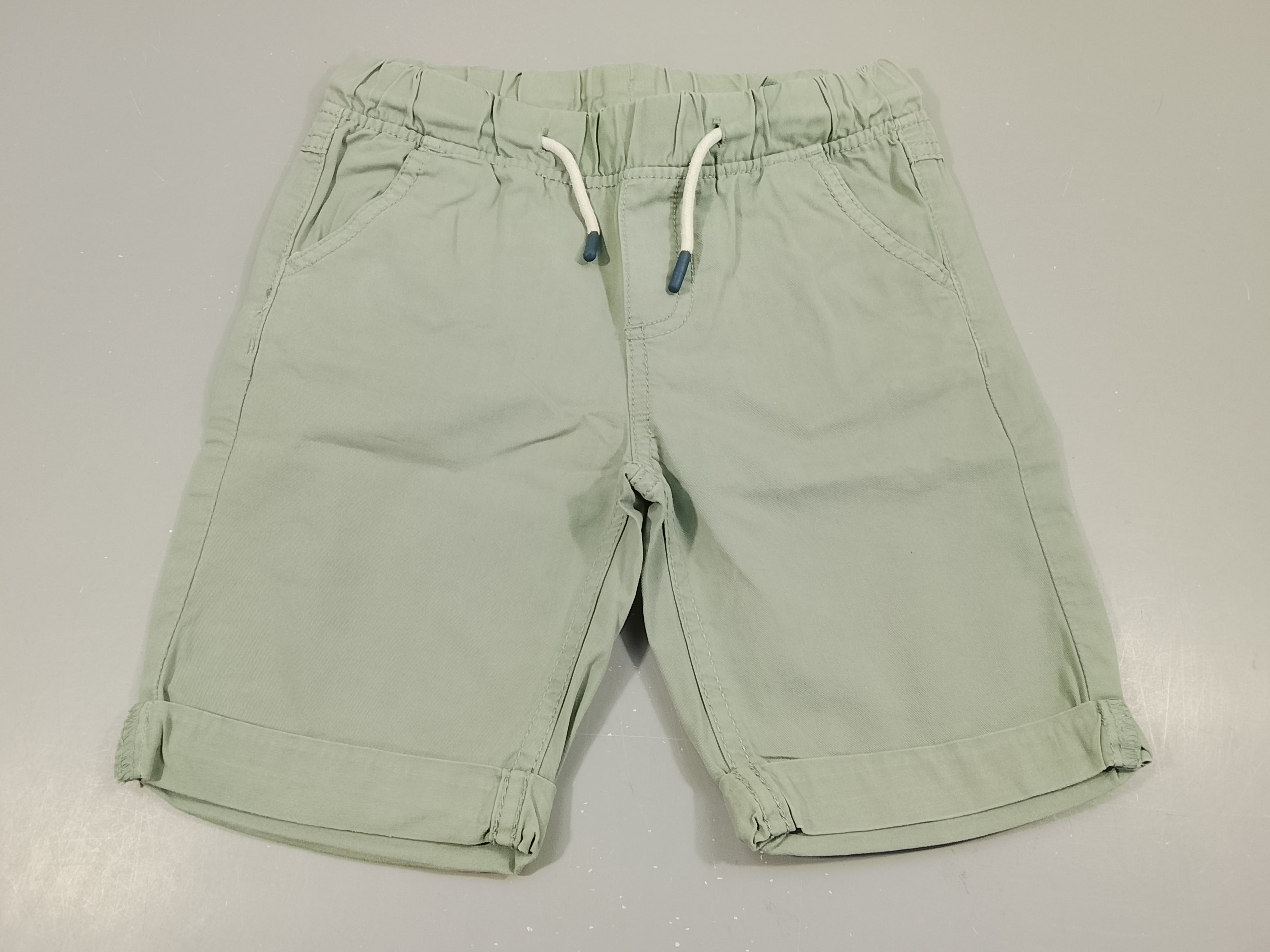 Bemuda à revers vert clair