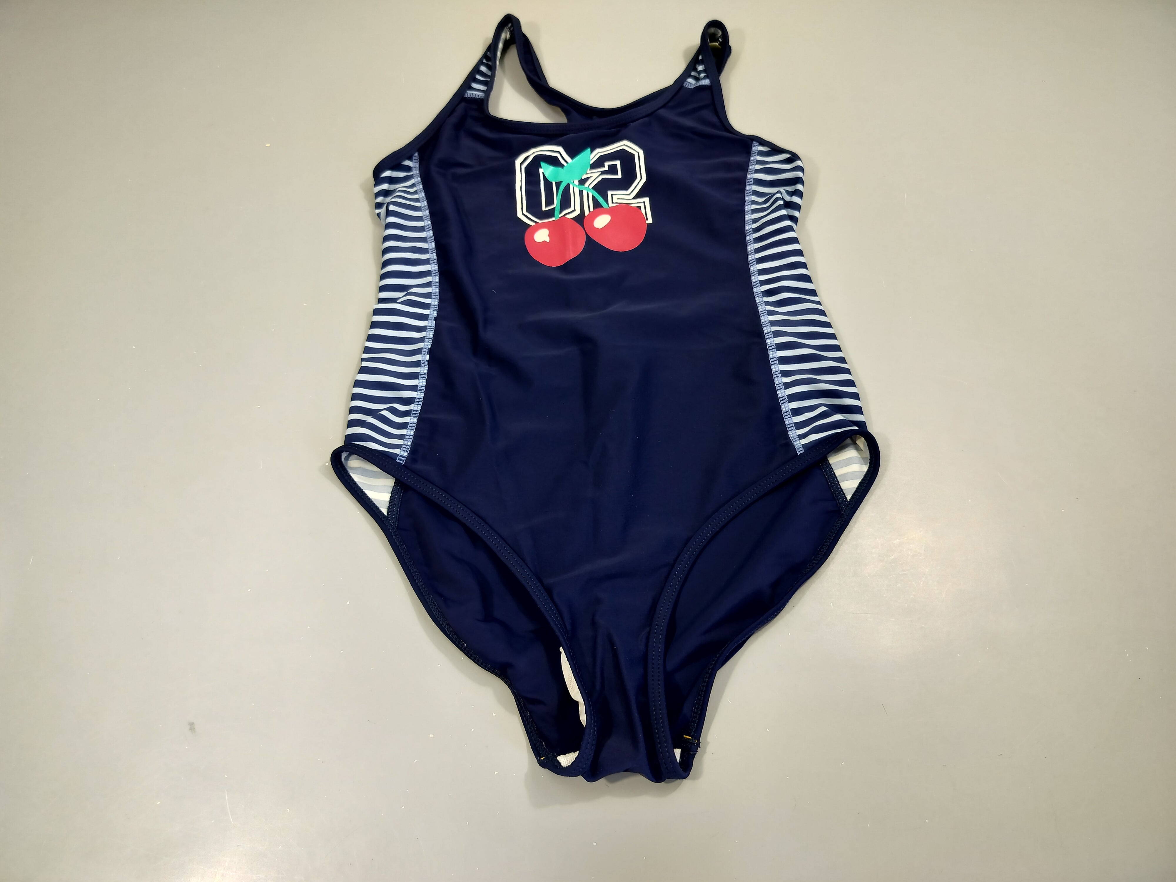 Maillot bleu marine , cerise. 