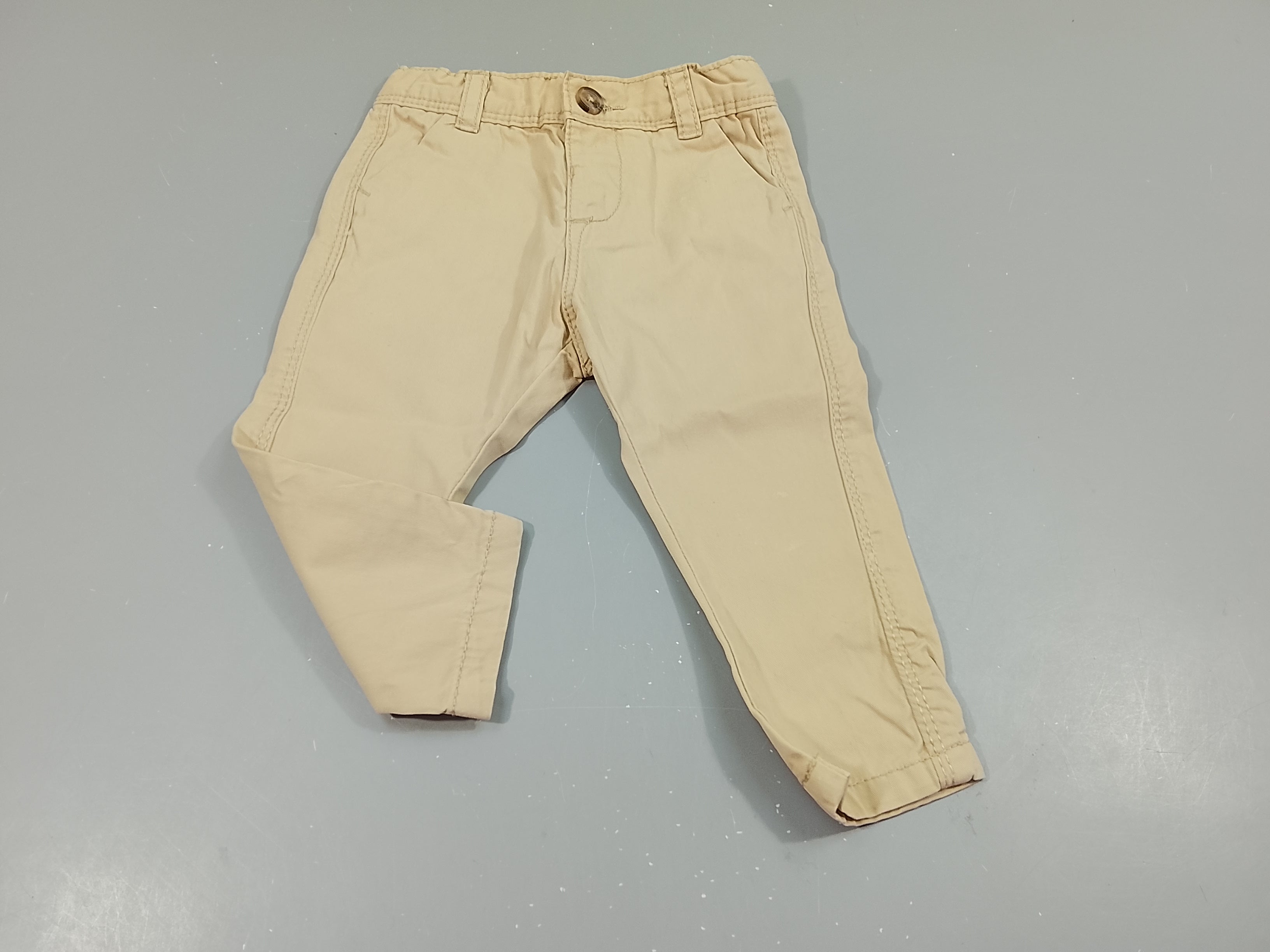 Pantalon beige, légère tache blanche à la jambe gauche