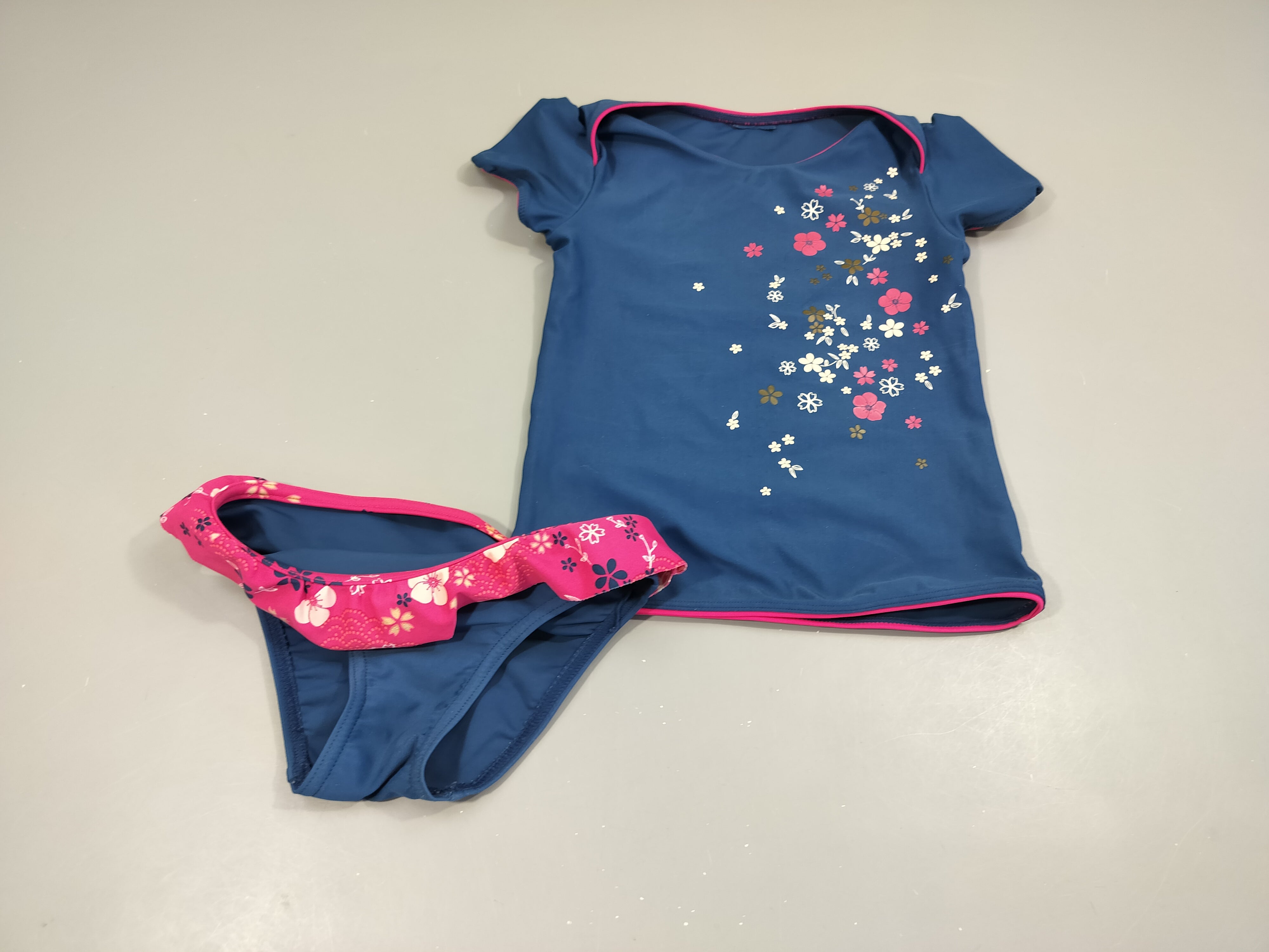 Ensemble 2 pcs  haut de maillot  + culotte de maillot  bleu marine/ rose, motifs fleurs . Pas de taille indiquée