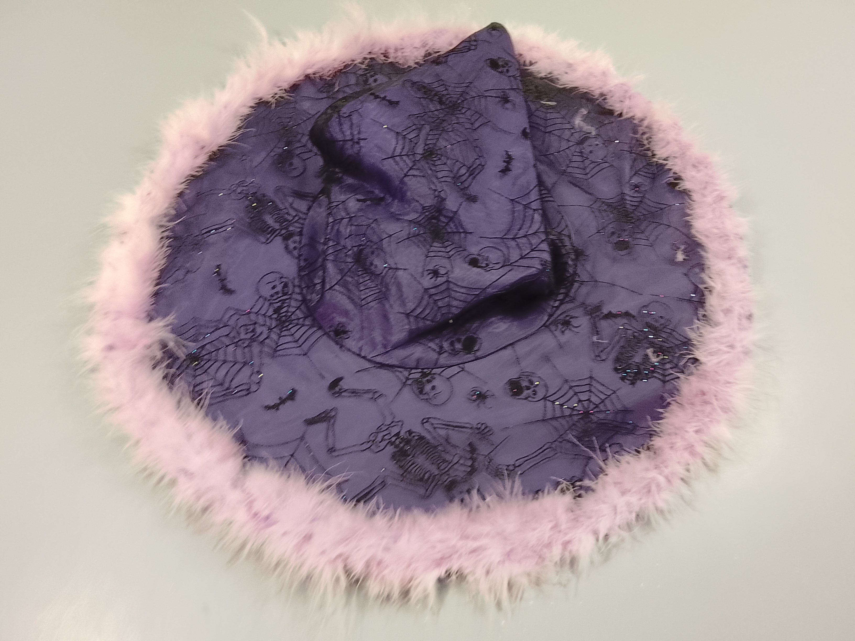 Chapeau de sorcière mauve , toiles d'araignées, tour fausse fourrure rose
