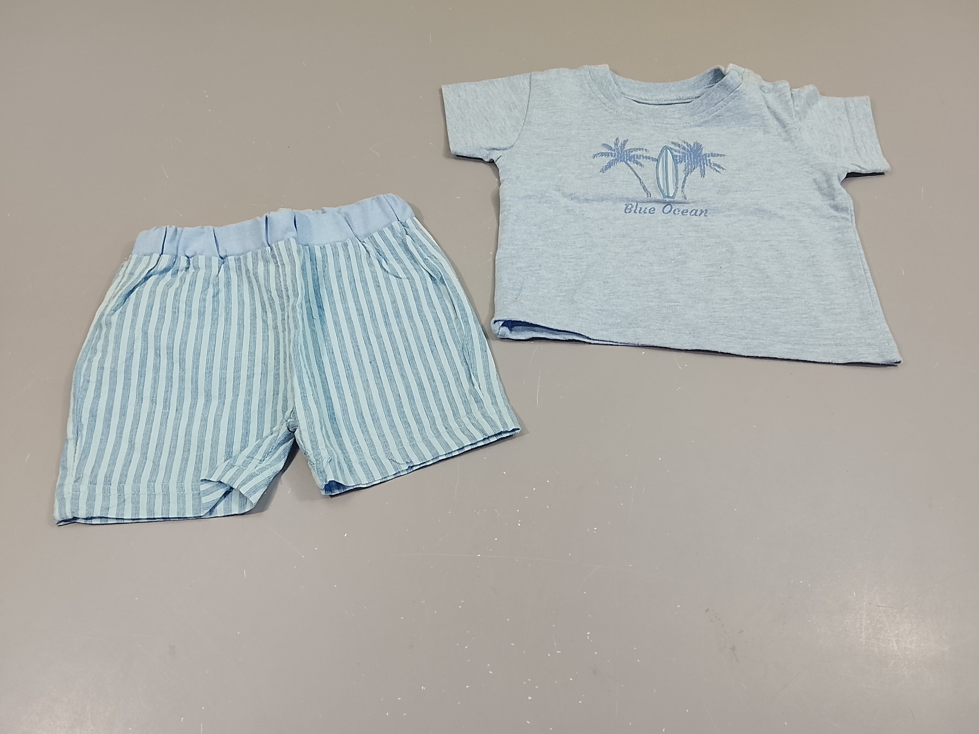 Ensemble T-shirt m.c bleu chiné palmiers + Short rayé bleu