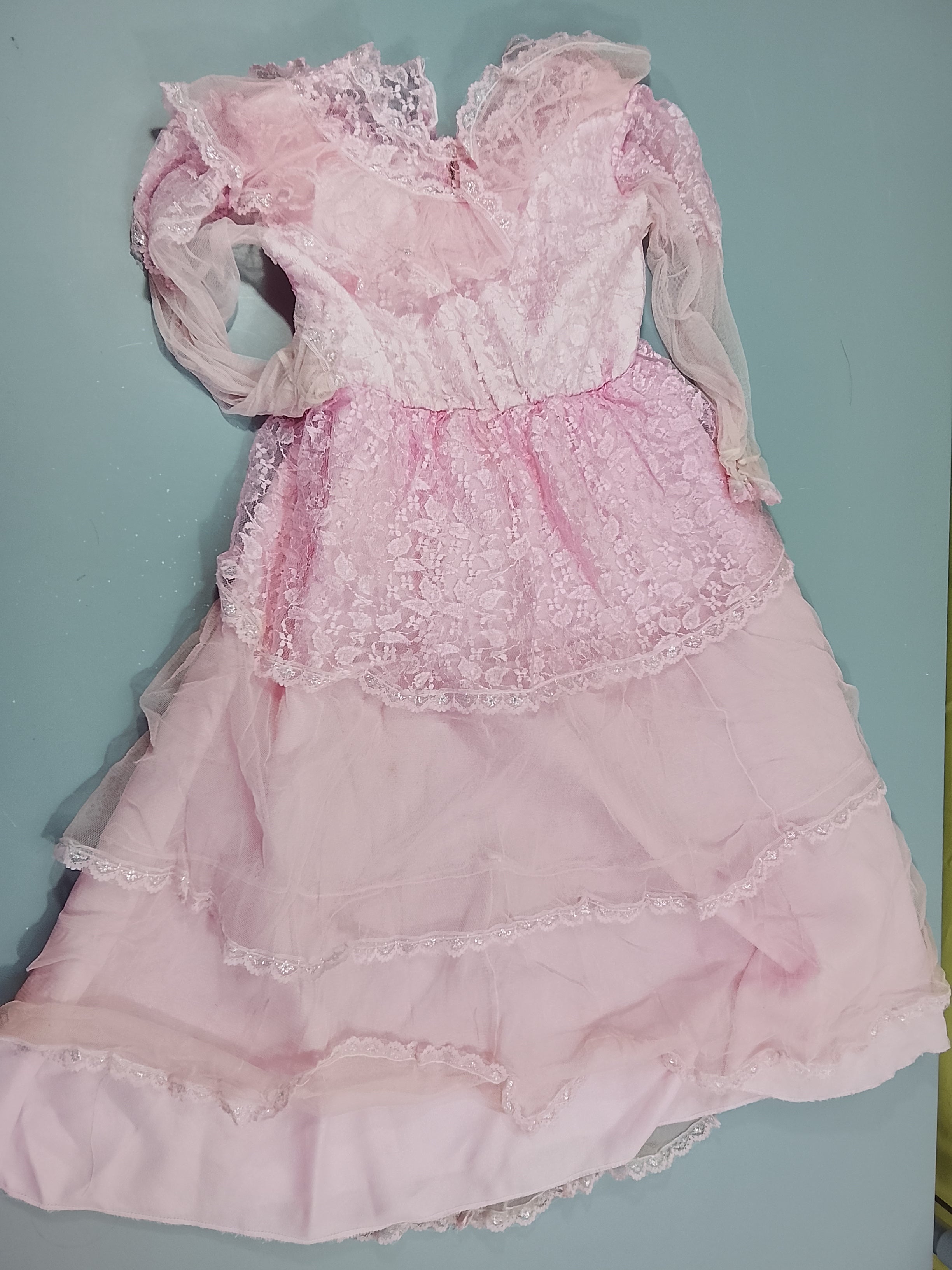 Déguisement robe ancienne dentelles et tulle rose poudré. Quelques petites taches