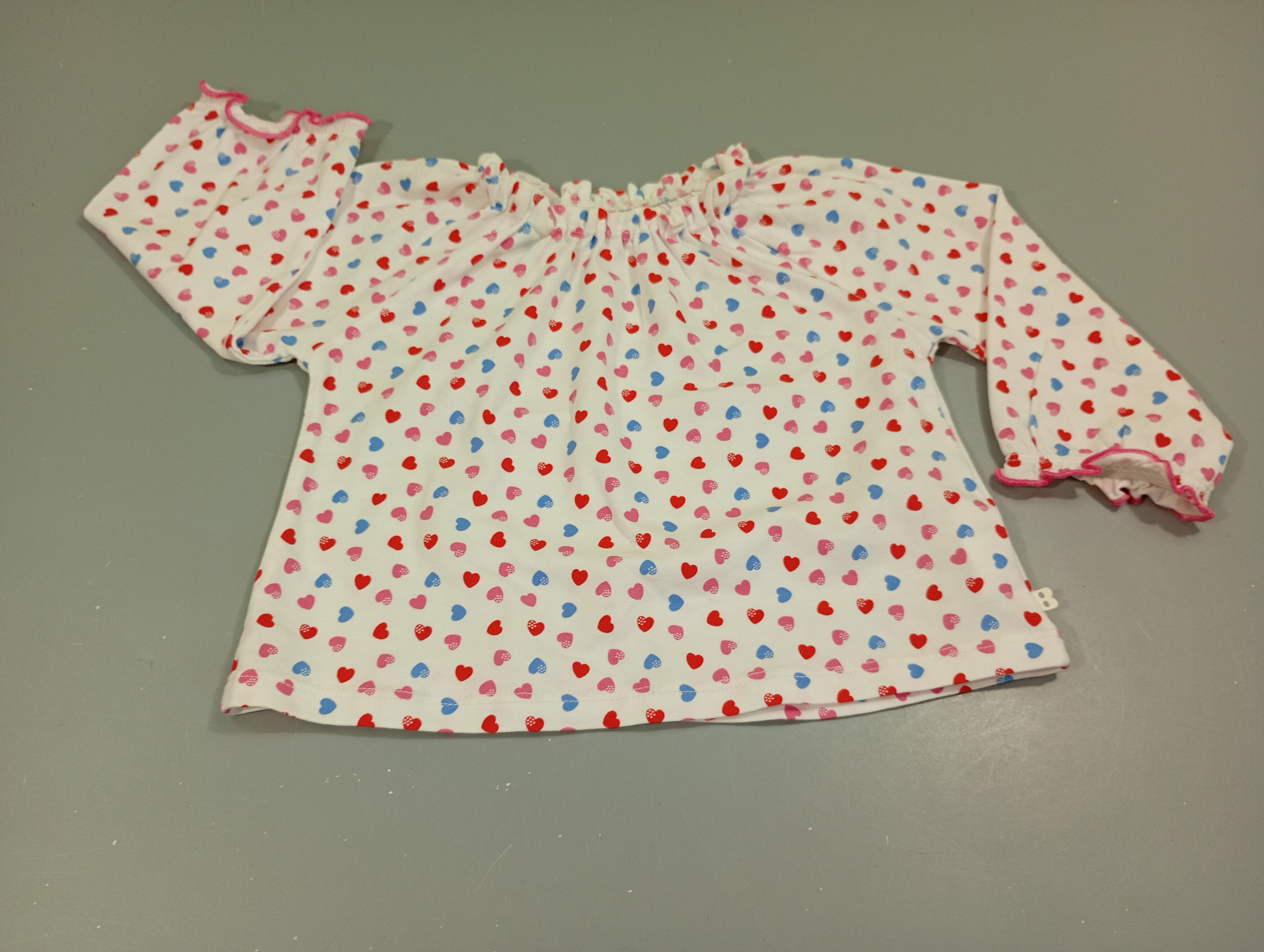 Blouse ml blanche , coeurs rose, bleu, rouge