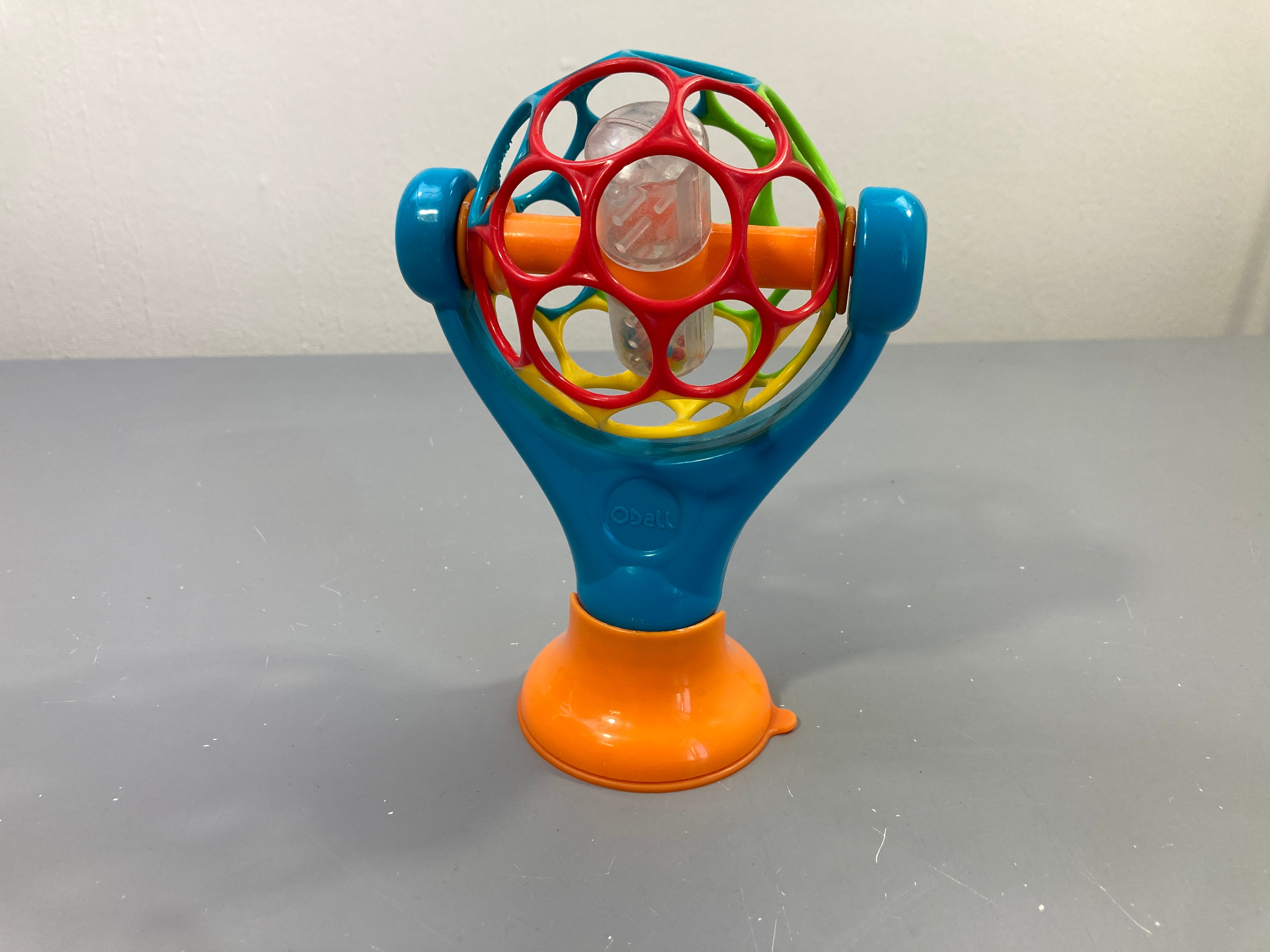 Hochet rotatif à ventouse Oball Grip & Play