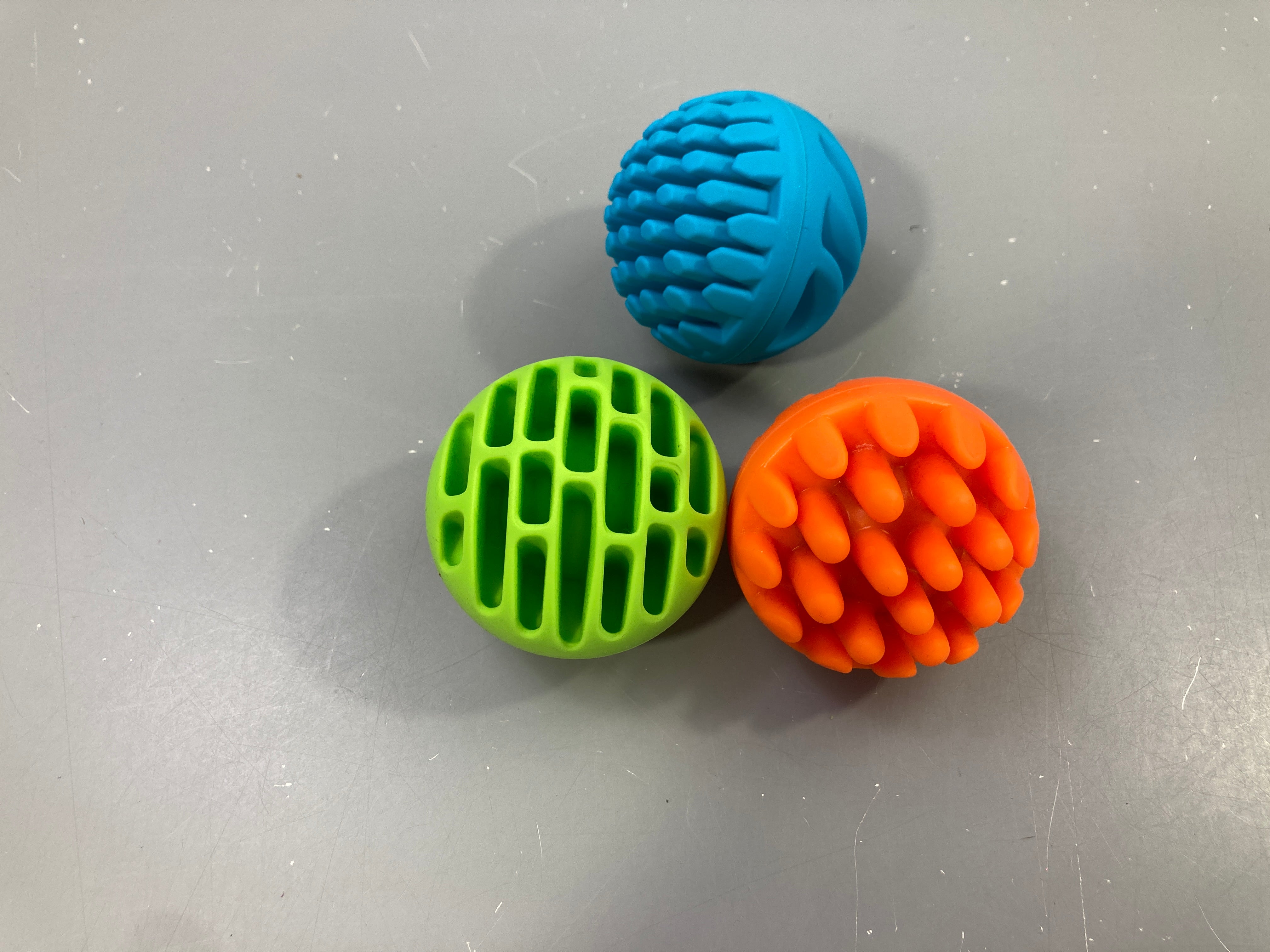 Trois balles d'éveil tactiles et sonores en silicone alimentaire Fat Brain Toys sans BPA de 6m à 2a et +