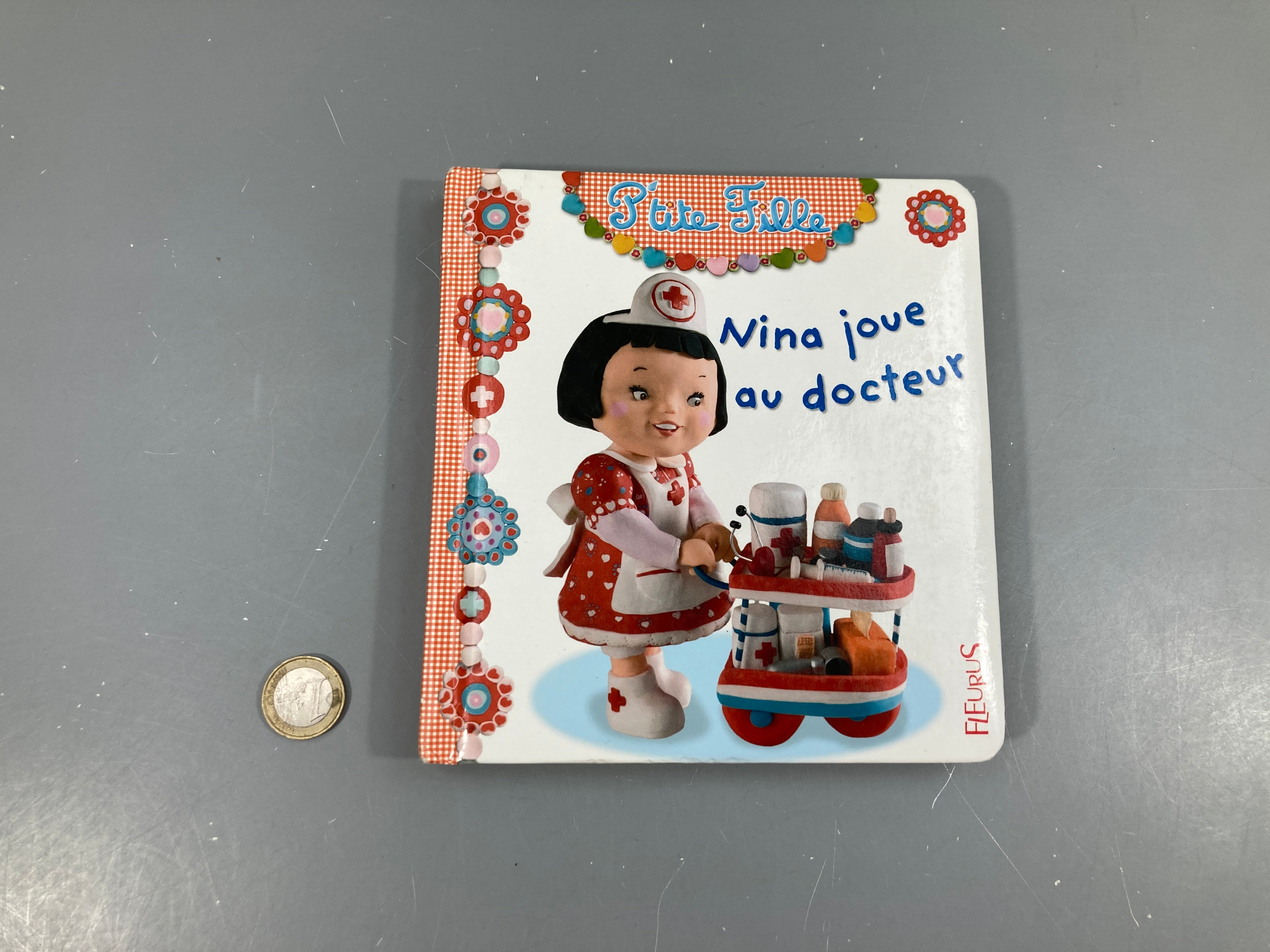 P'tite Fille Nina joue au docteur